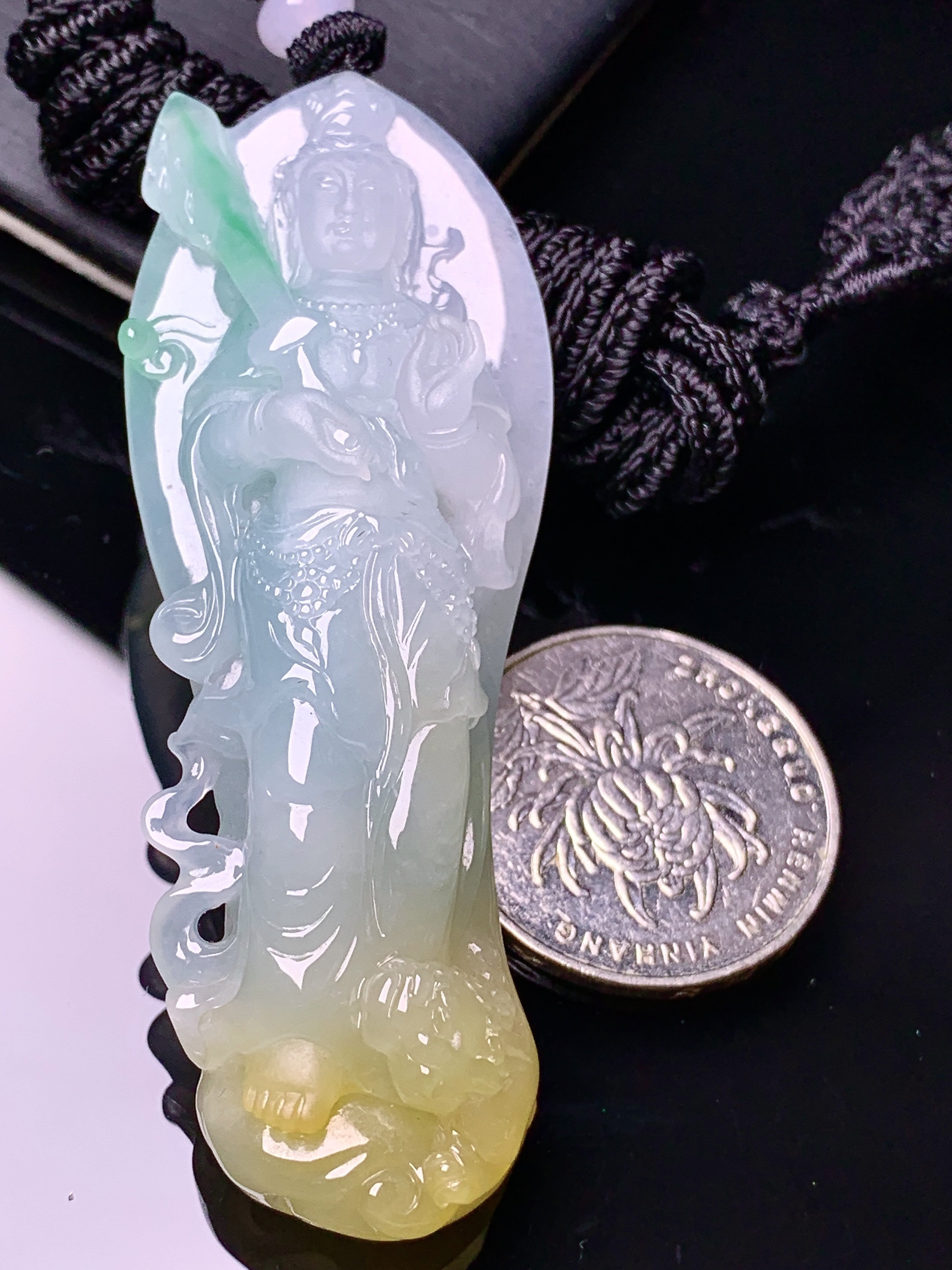 飘黄绿翡度母观音菩萨吊坠 玉质细腻 色泽艳丽清新 水润亮眼 整体尺寸69.5*25.6*11.3 w1