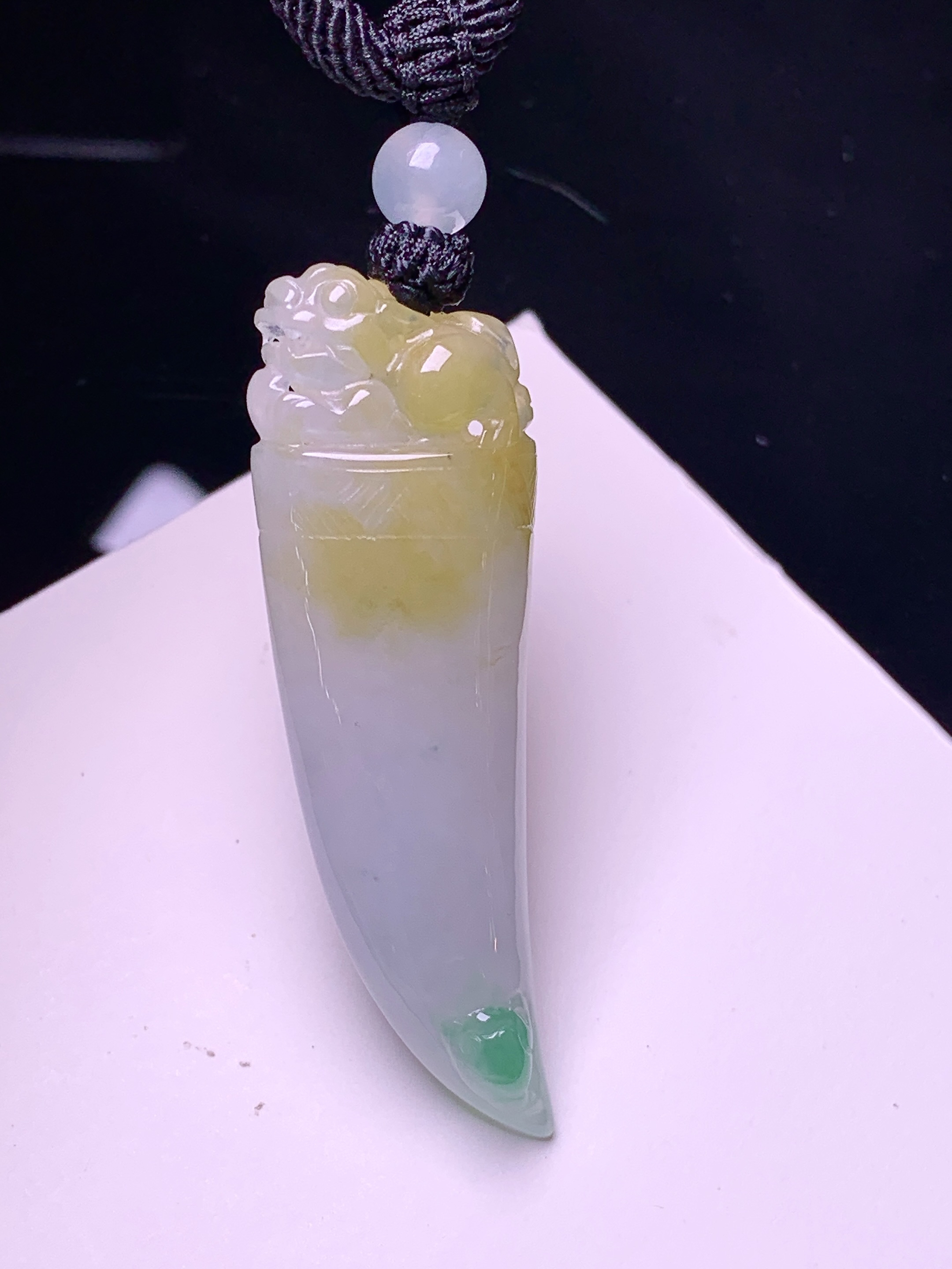 飘黄绿翡狼牙吊坠 玉质细腻 色泽艳丽清新 水润亮眼 整体尺寸45.3*15*9.2 a5
