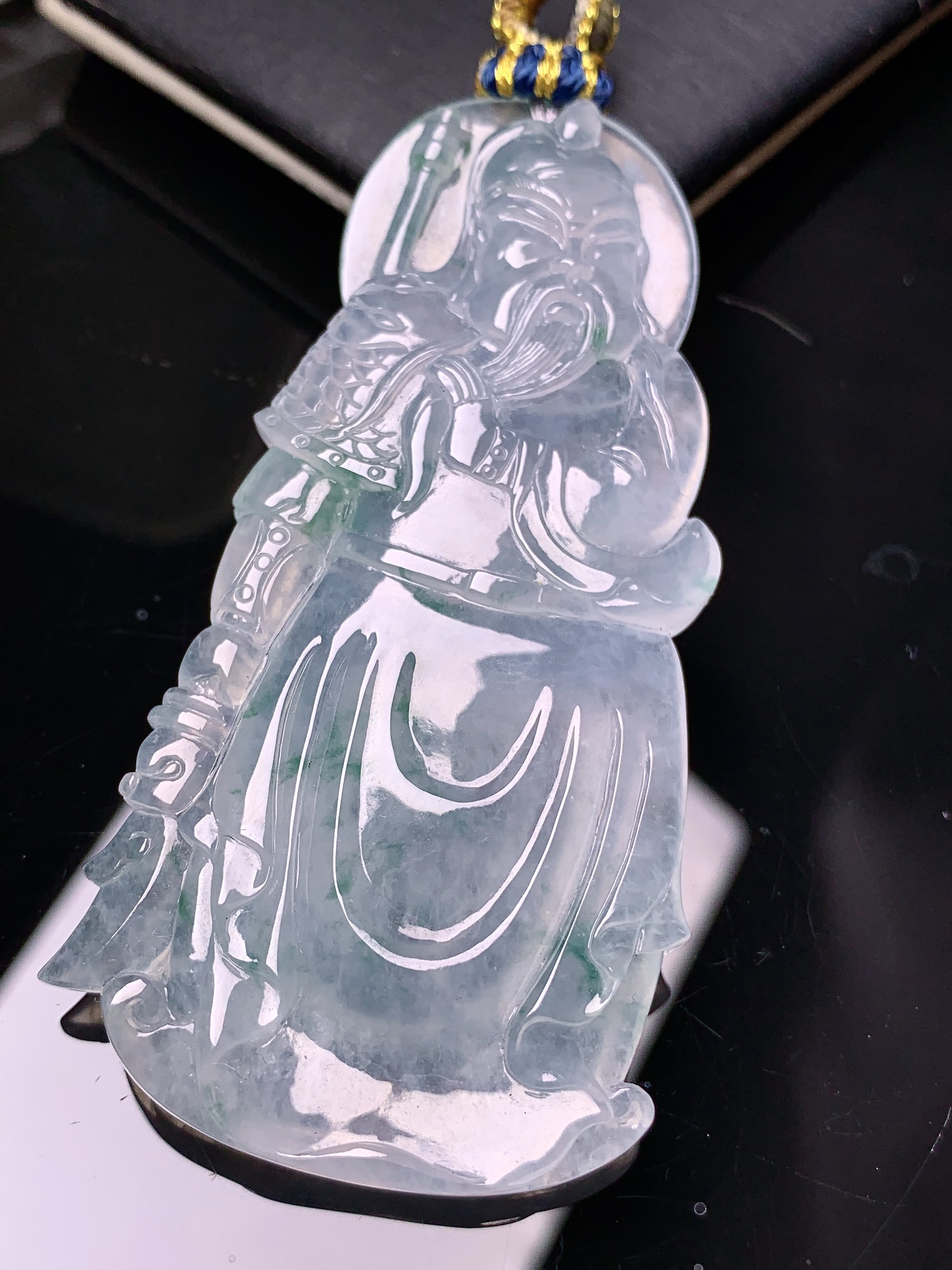 冰种飘绿关羽吊坠 玉质细腻 色泽艳丽清新 水润亮眼 整体尺寸70.2*35.6*5.8 j1
