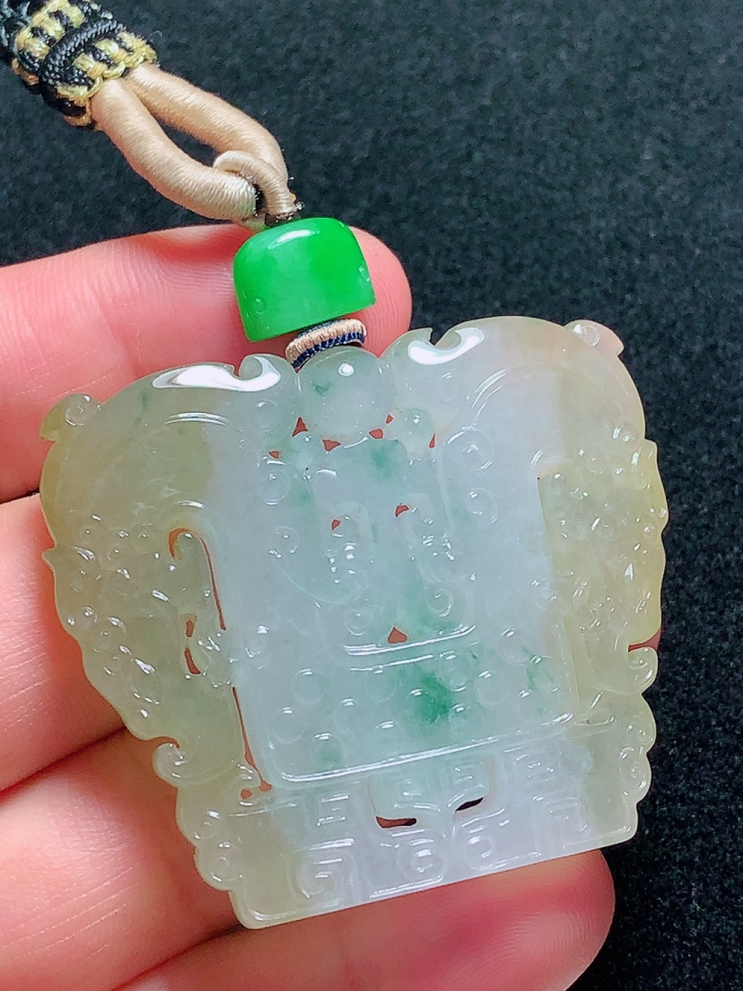 冰种飘黄翡博古牌子，种老水头好，又冰又润，饱满，尺寸：41/42.6/7.6mm