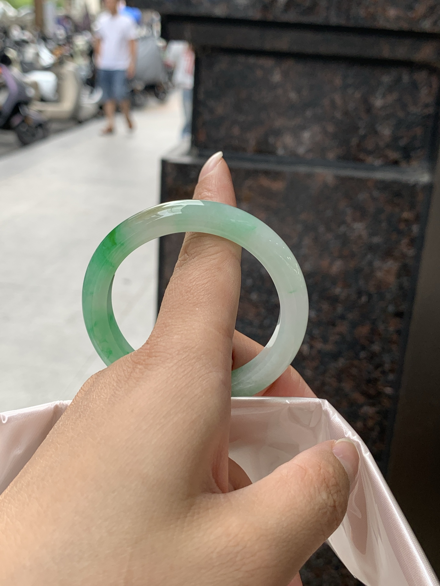 冰黄加绿正圈 0531-N857 打灯细纹，人间富贵黄加绿，它是翡翠中的代表，翡 为黄色，寓意财富，享尊贵，如同初升的太阳，散发着温暖的光芒，翠为绿色，似早春，如同春天的绿叶，充满生机与活力，恰似枯木逢春，象征着希望与繁荣。