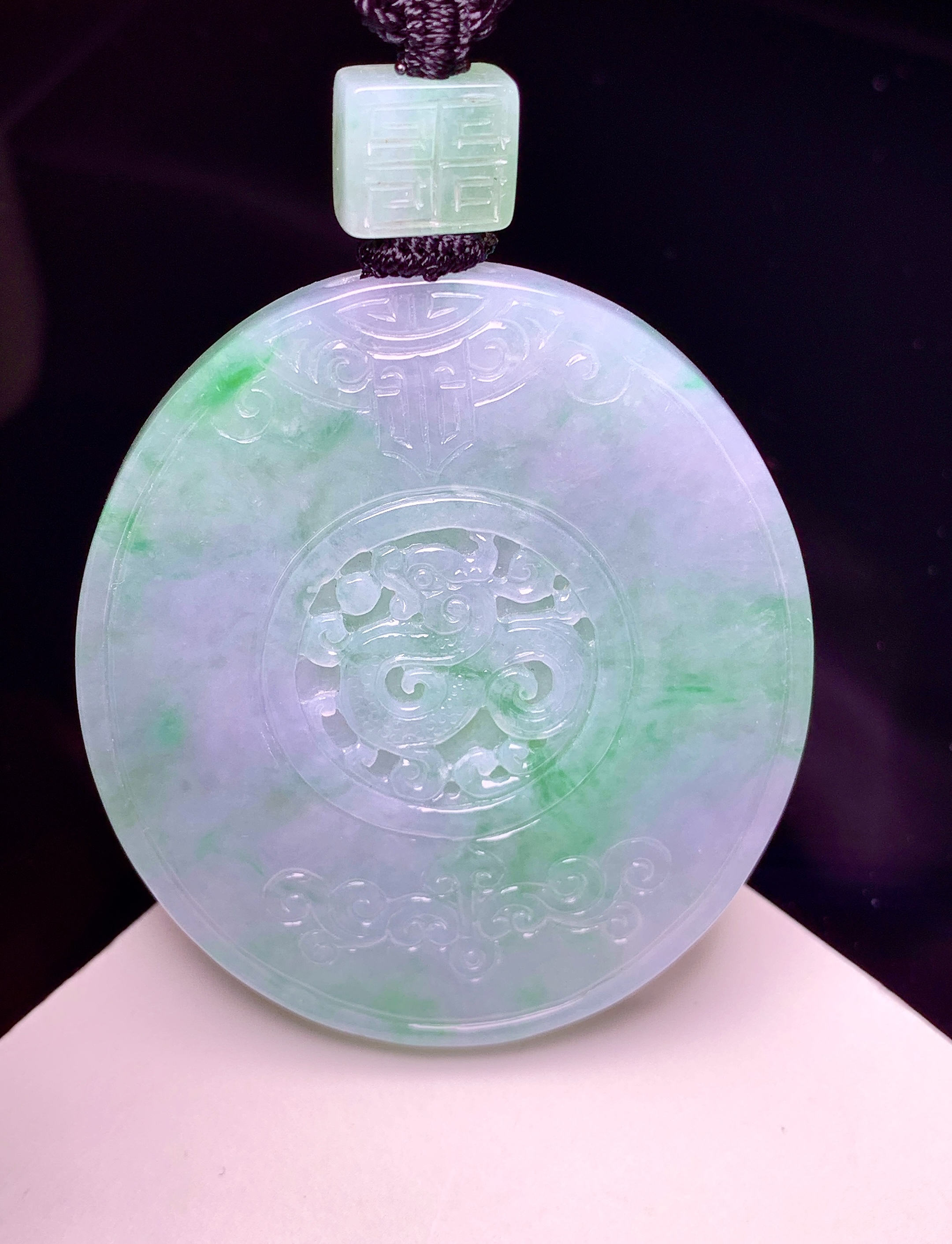 春彩雕花牌吊坠 玉质细腻 色泽艳丽清新 水润亮眼 整体尺寸51*45*5.2 w1