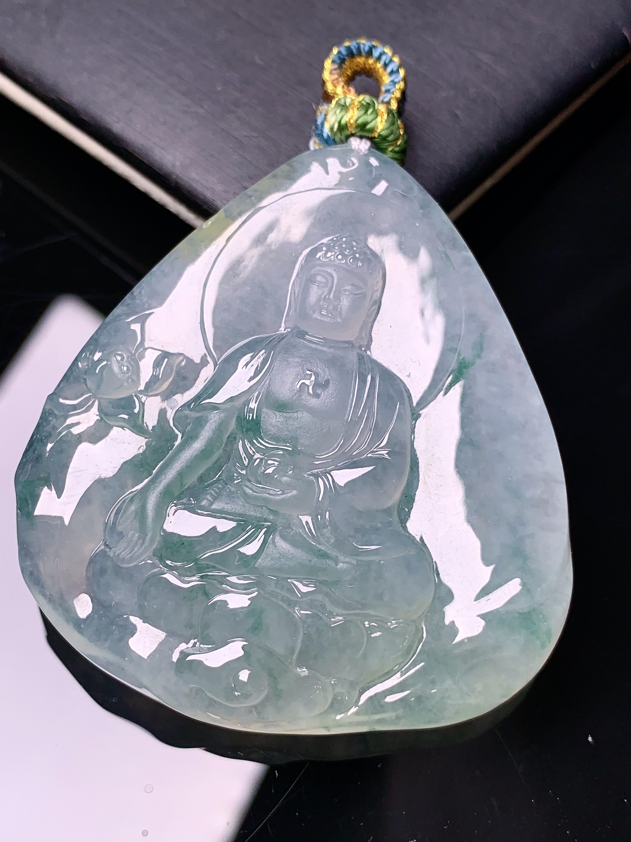 镶嵌飘绿观音吊坠 玉质细腻 色泽艳丽清新 水润亮眼 整体尺寸47.2*43.3*8.3 j1