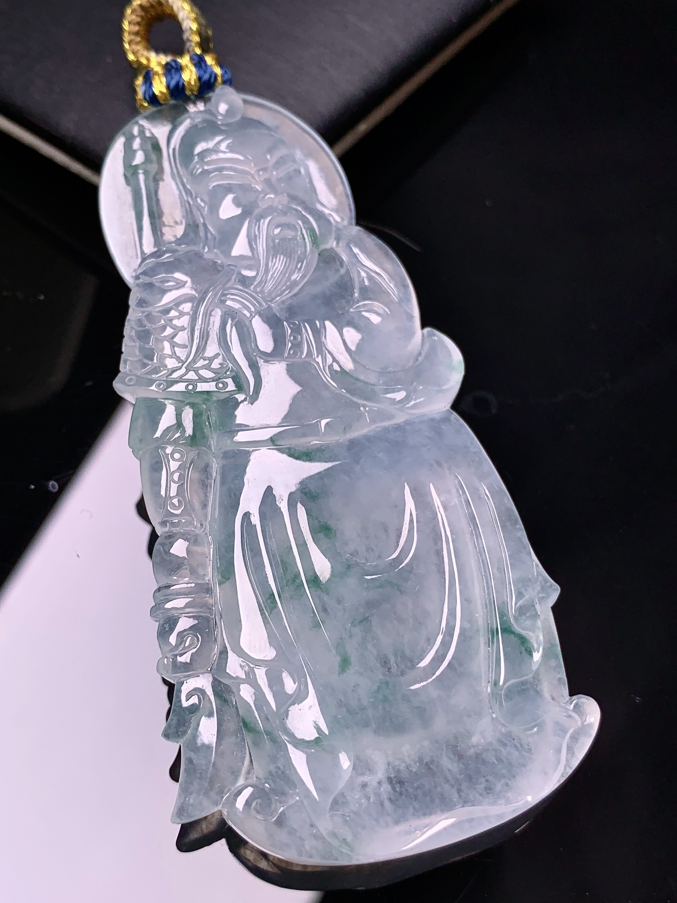 冰种飘绿关羽吊坠 玉质细腻 色泽艳丽清新 水润亮眼 整体尺寸70.2*35.6*5.8 j1
