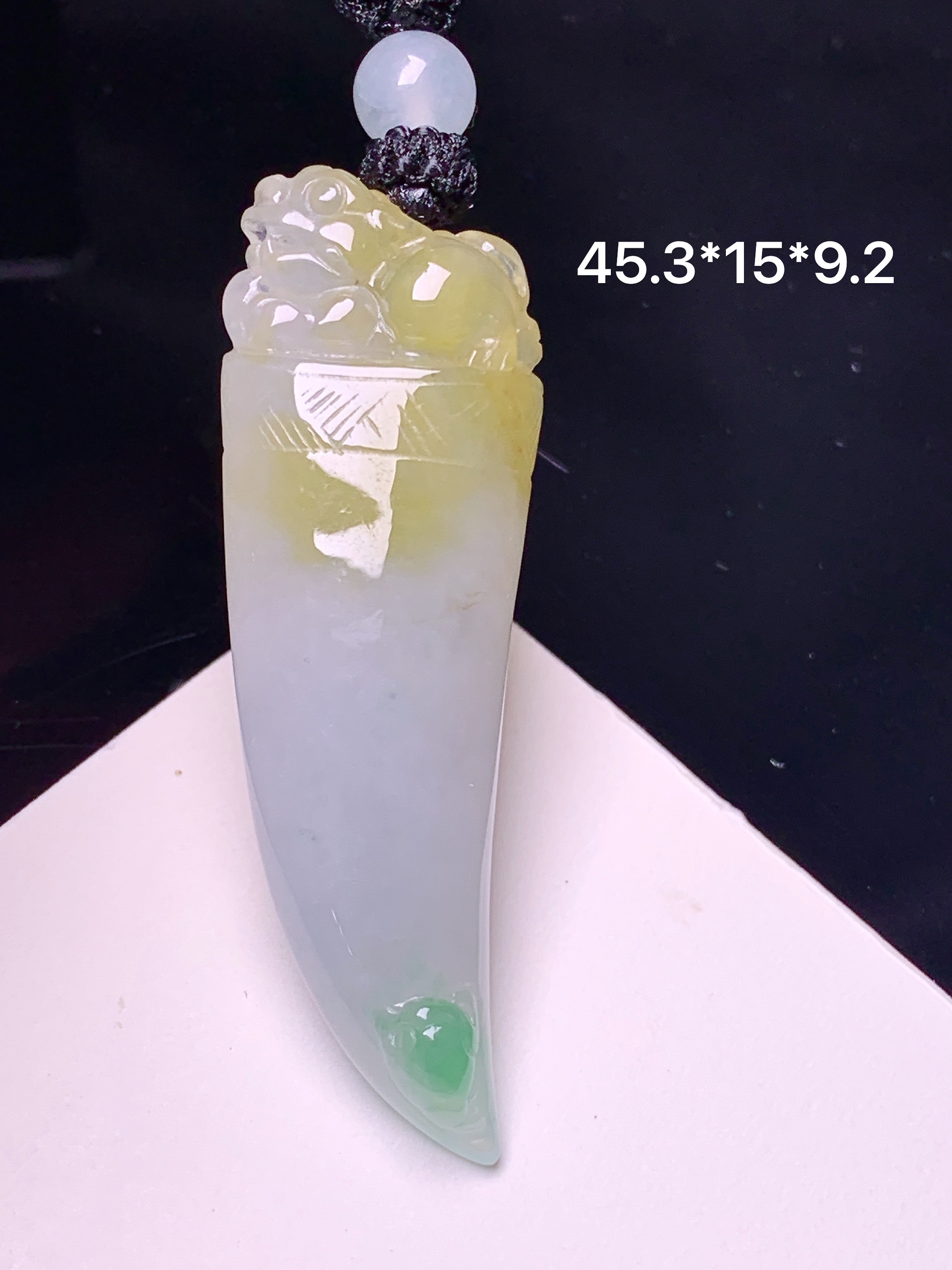 飘黄绿翡狼牙吊坠 玉质细腻 色泽艳丽清新 水润亮眼 整体尺寸45.3*15*9.2 a5