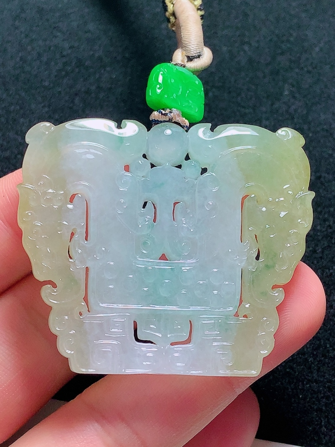 冰种飘黄翡博古牌子，种老水头好，又冰又润，饱满，尺寸：41/42.6/7.6mm