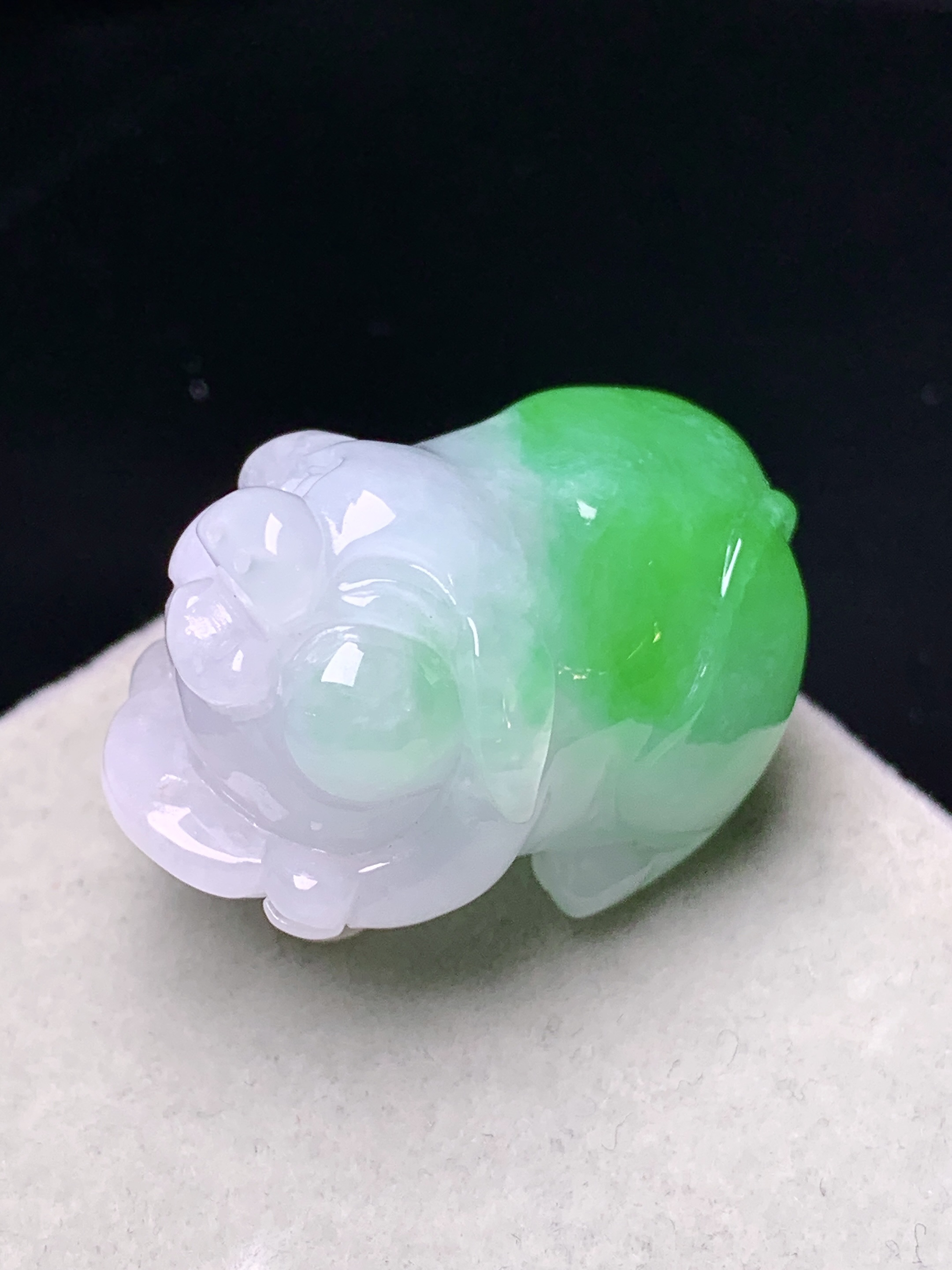 飘绿生肖猪吊坠 玉质细腻 色泽艳丽清新 水润亮眼 整体尺寸29.8*20*17 a5