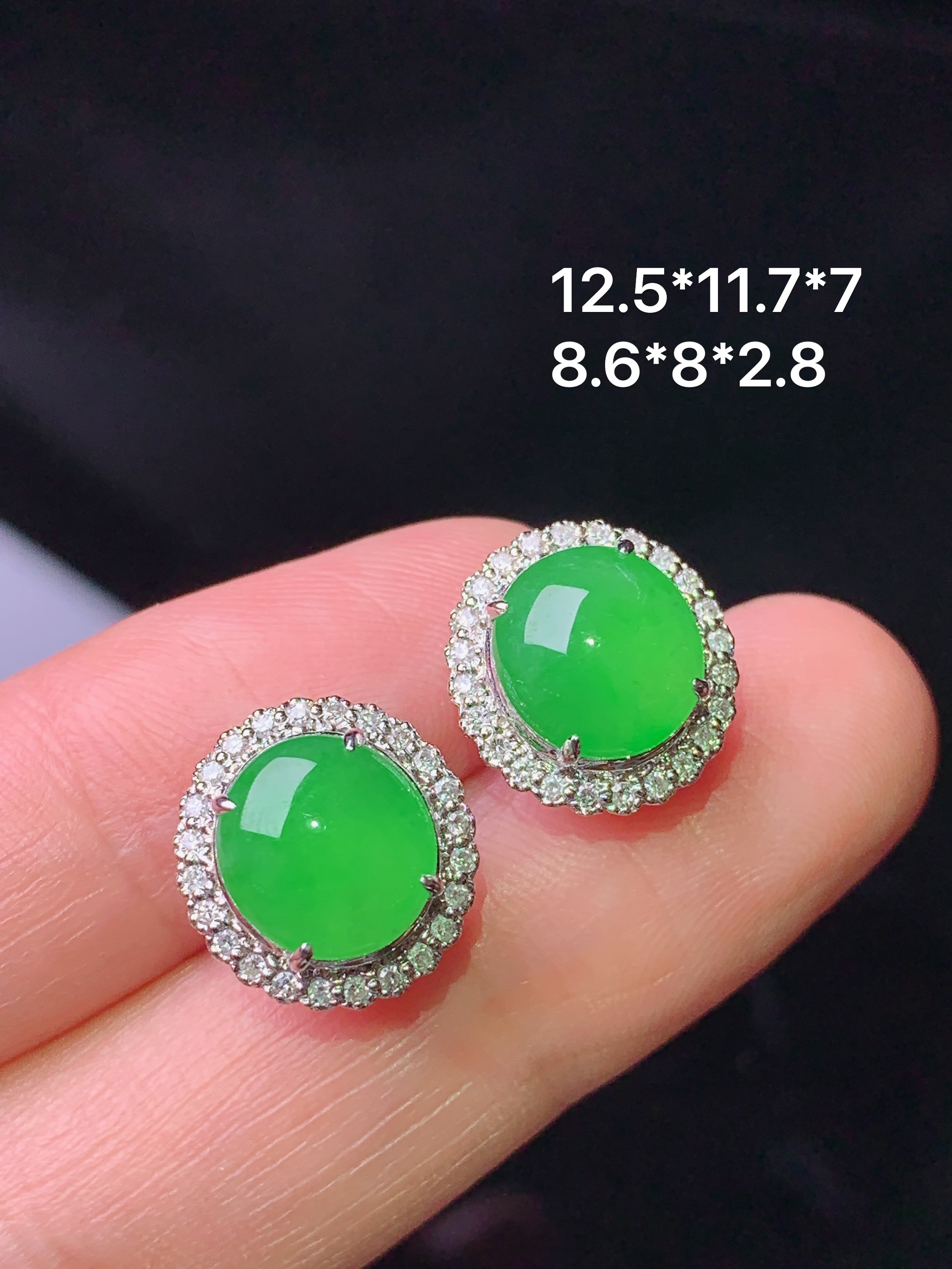 18k金钻镶嵌冰阳绿蛋面耳钉 玉质细腻 色泽艳丽清新 水润亮眼 整体尺寸12.5*11.7*7 L2