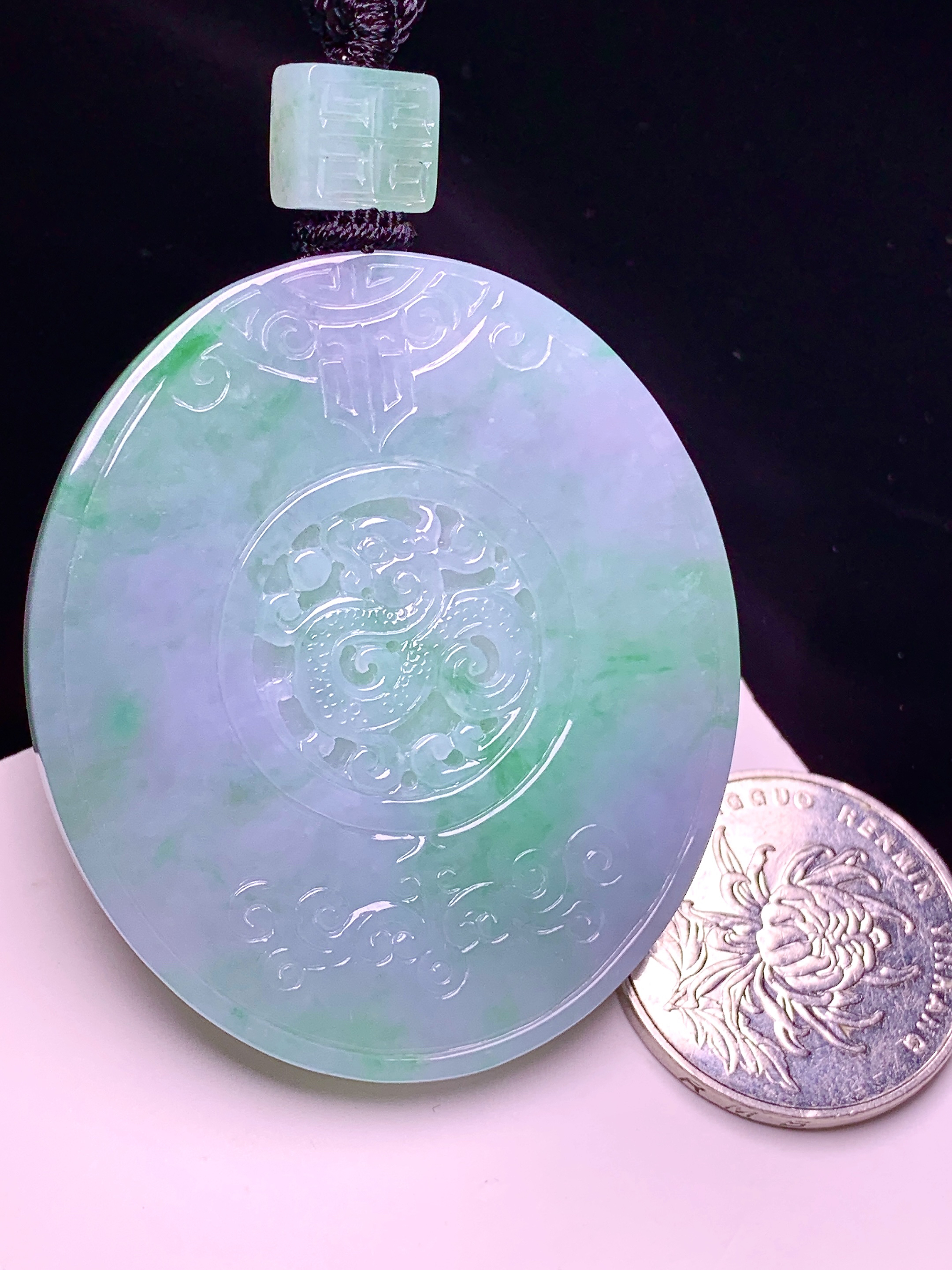 春彩雕花牌吊坠 玉质细腻 色泽艳丽清新 水润亮眼 整体尺寸51*45*5.2 w1