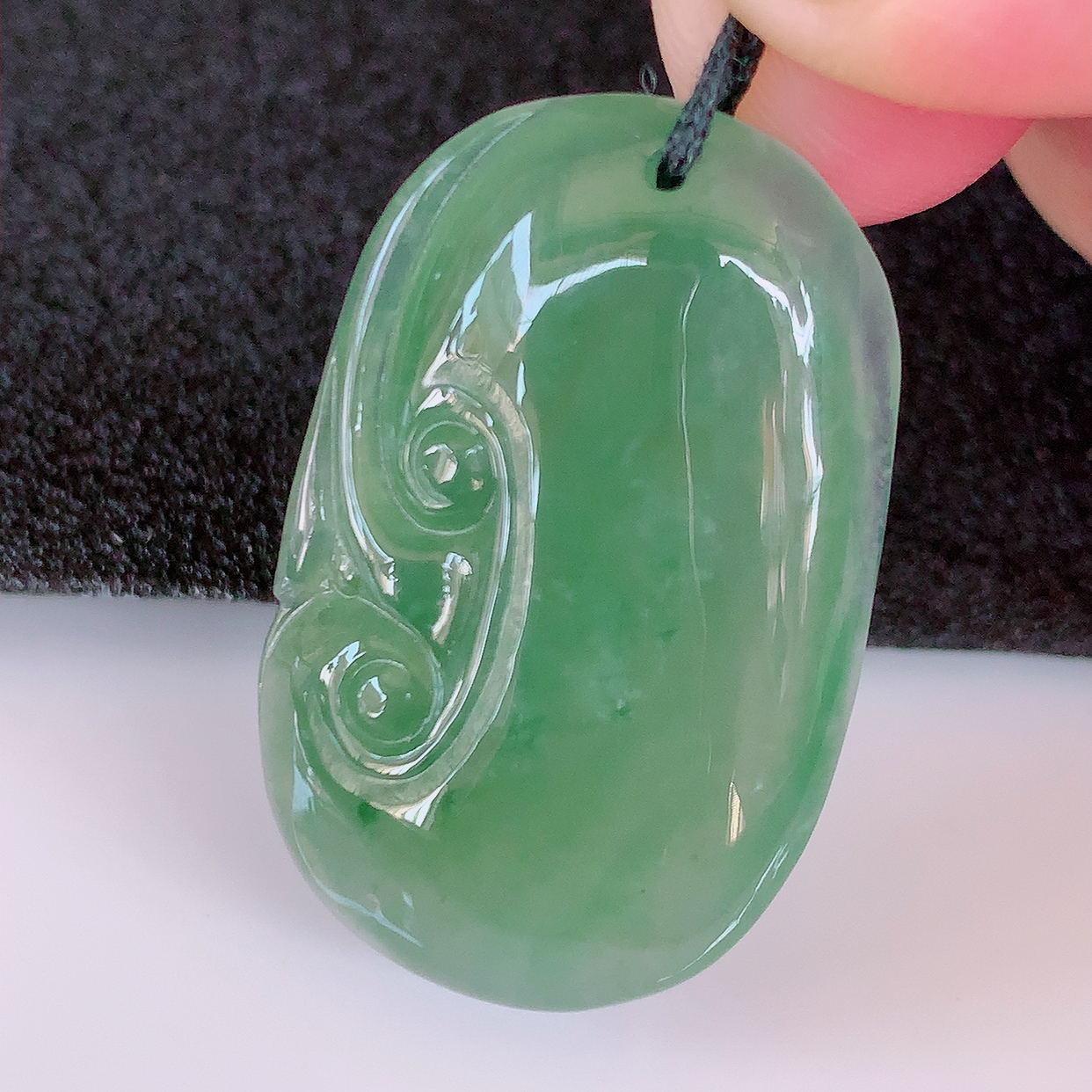 自然光实拍，冰润翡翠如意吊坠，上身效果非常美，饱满大气，工艺美，万事如意，如意一生，#010.2尺寸30.8*20*5.2
