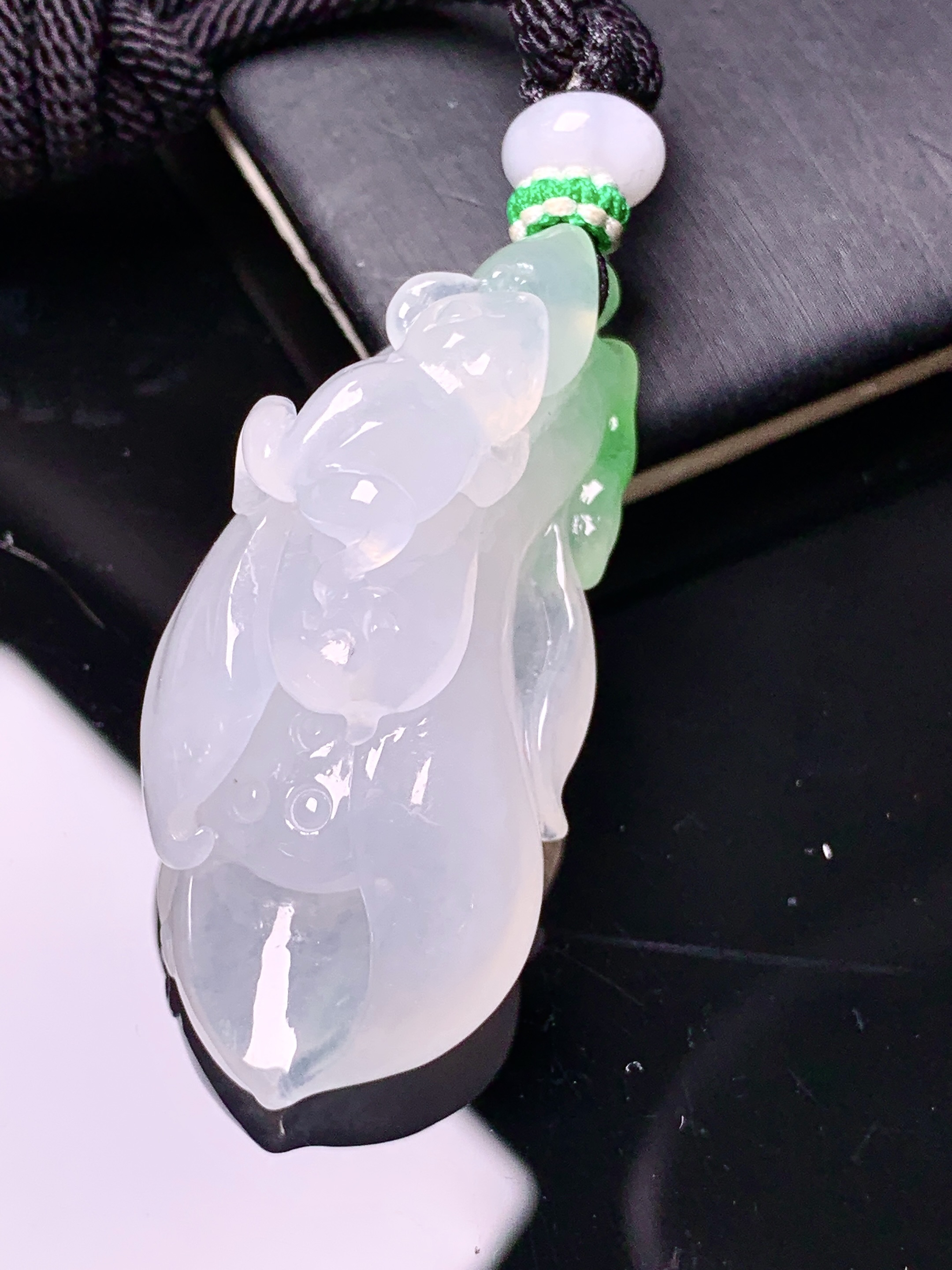 飘绿花蕾吊坠 玉质细腻 色泽艳丽清新 水润亮眼 整体尺寸42*18.2*17.6 a5