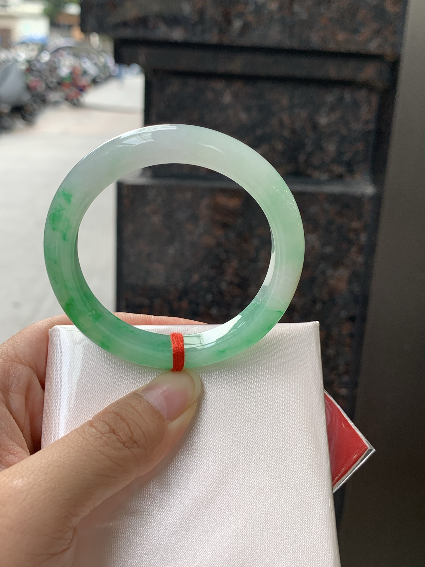 冰黄加绿正圈 0531-N857 打灯细纹，人间富贵黄加绿，它是翡翠中的代表，翡 为黄色，寓意财富，享尊贵，如同初升的太阳，散发着温暖的光芒，翠为绿色，似早春，如同春天的绿叶，充满生机与活力，恰似枯木逢春，象征着希望与繁荣。