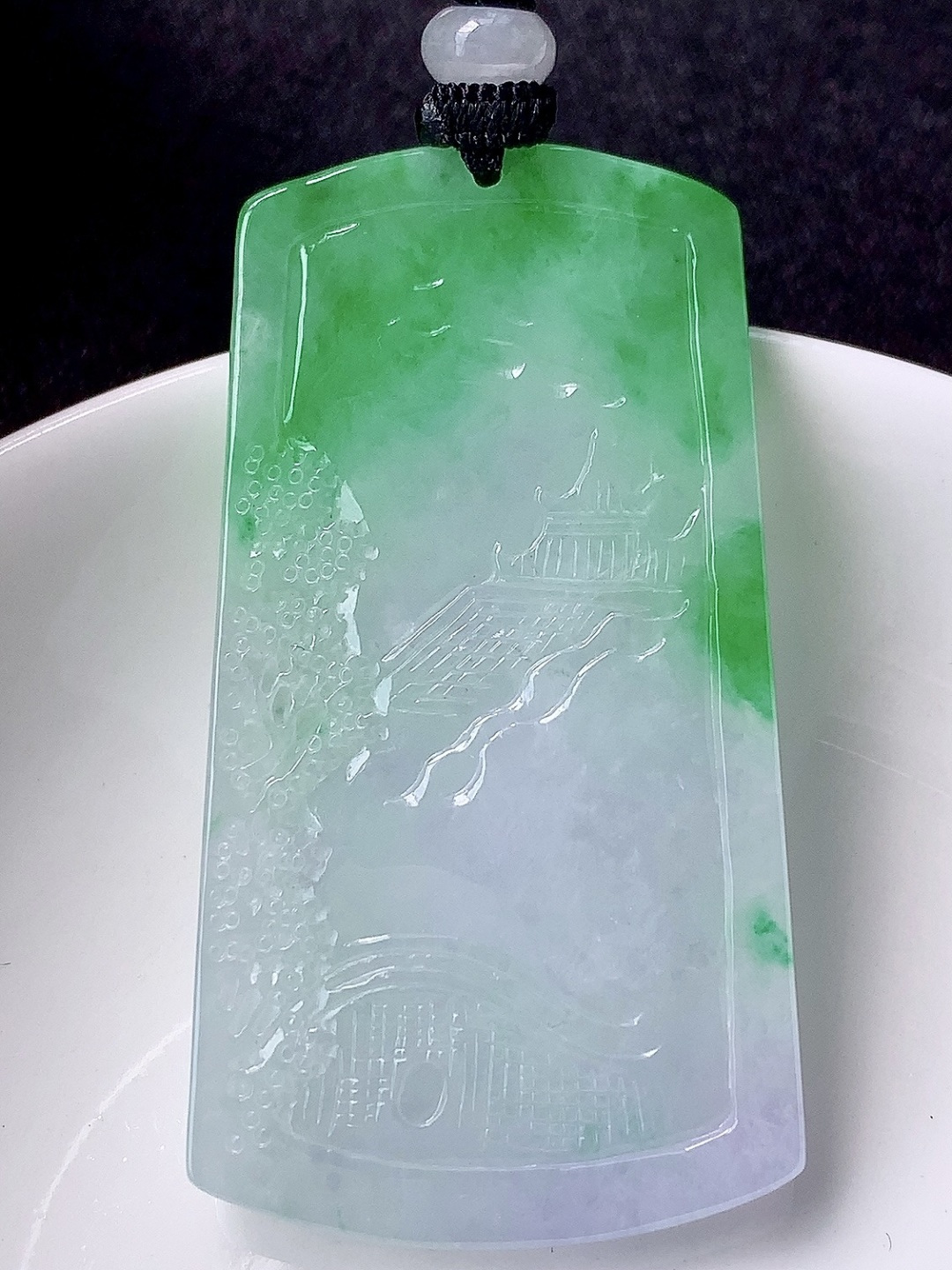 冰飘绿山水牌挂件 种老无裂细腻，佩戴优雅灵气