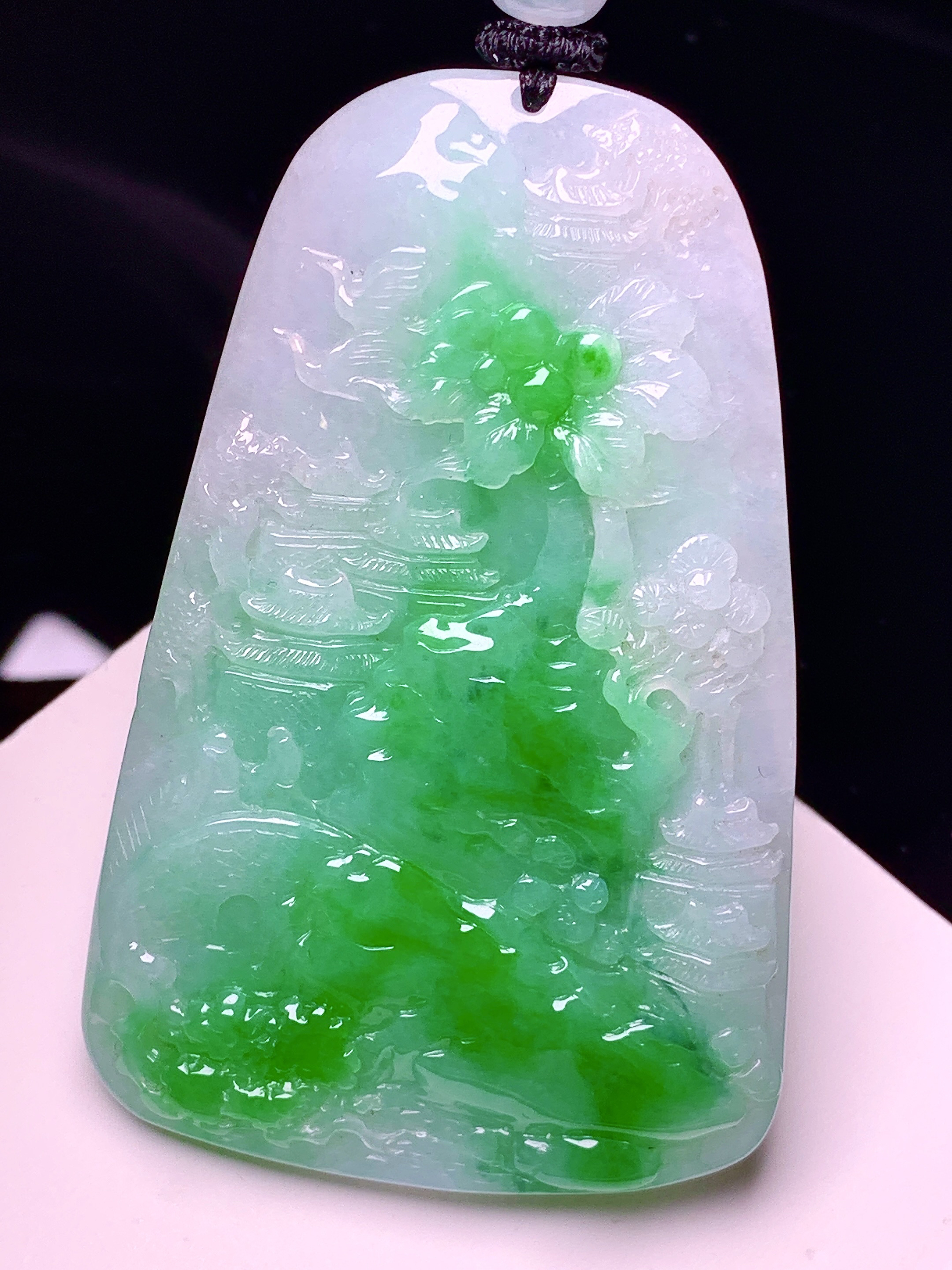 飘绿山水牌子吊坠 玉质细腻 色泽艳丽清新 水润亮眼 整体尺寸65.4*42*8.2 w1