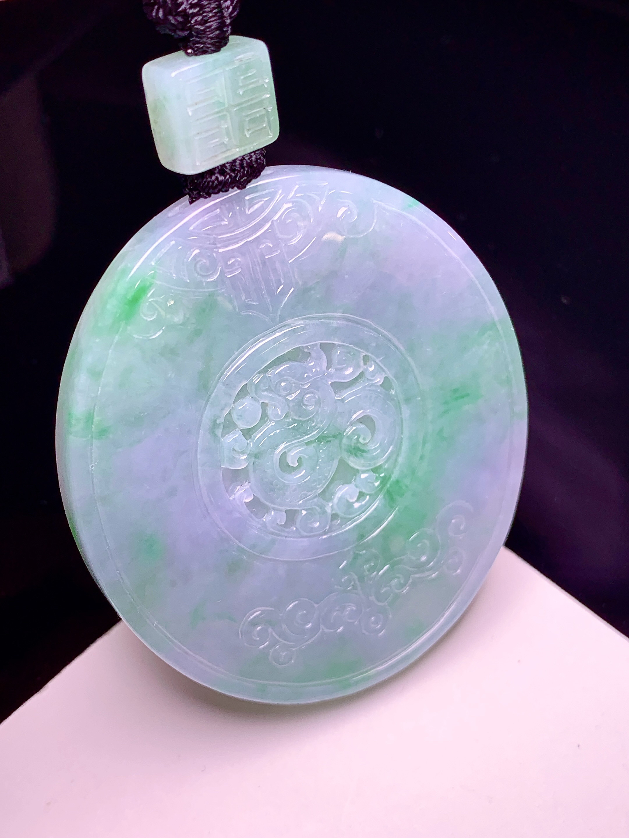 春彩雕花牌吊坠 玉质细腻 色泽艳丽清新 水润亮眼 整体尺寸51*45*5.2 w1