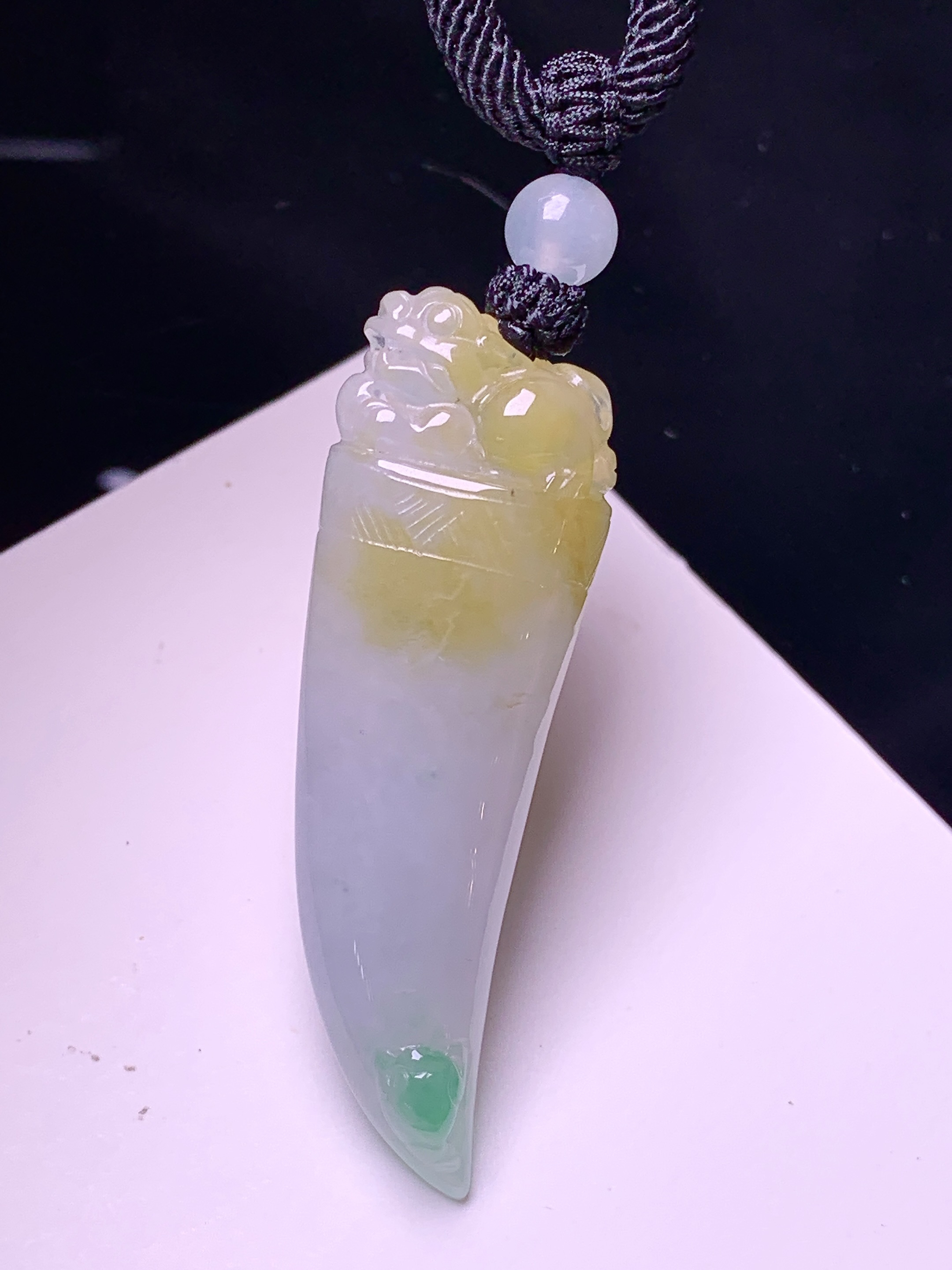 飘黄绿翡狼牙吊坠 玉质细腻 色泽艳丽清新 水润亮眼 整体尺寸45.3*15*9.2 a5