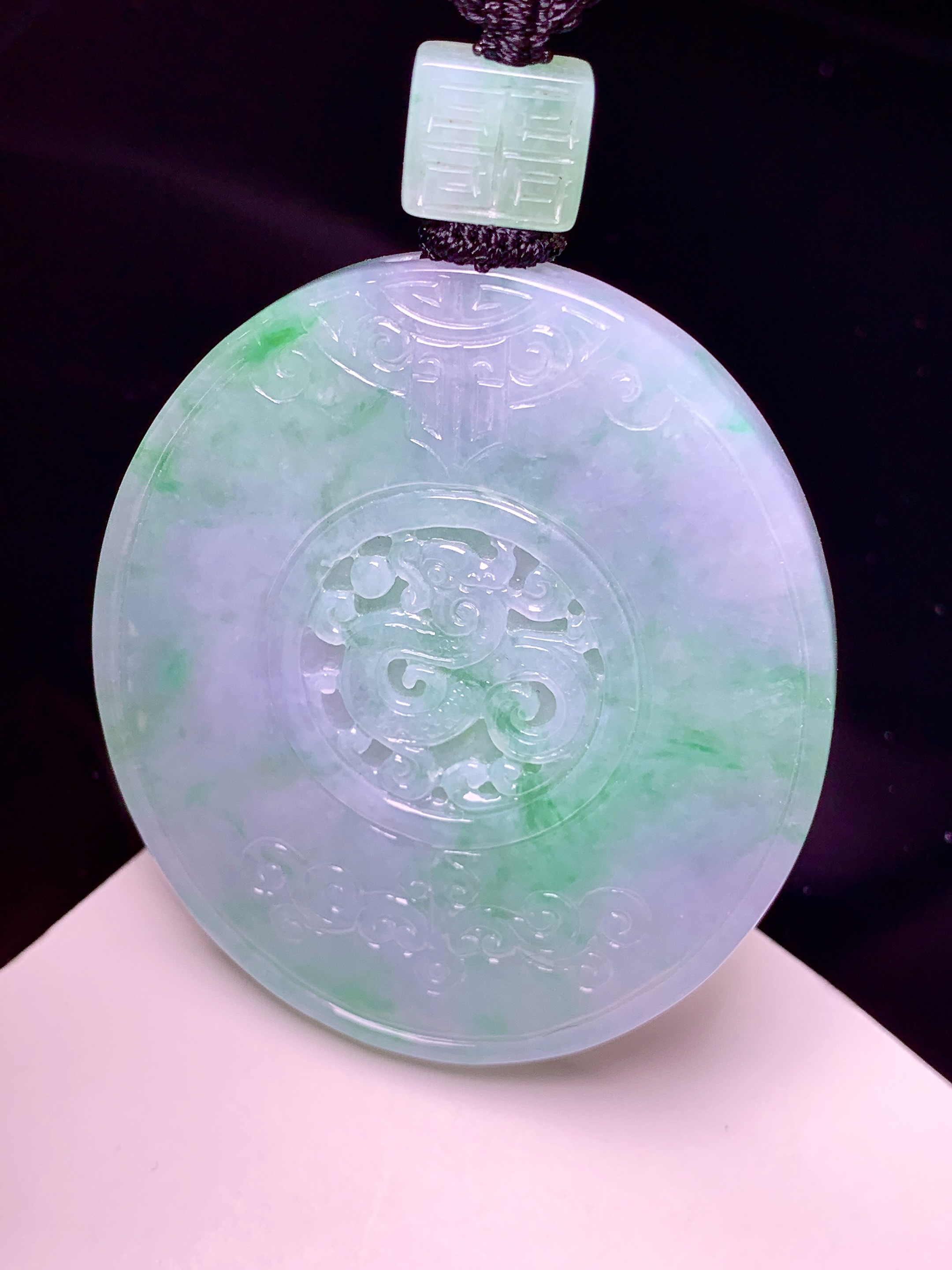 春彩雕花牌吊坠 玉质细腻 色泽艳丽清新 水润亮眼 整体尺寸51*45*5.2 w1