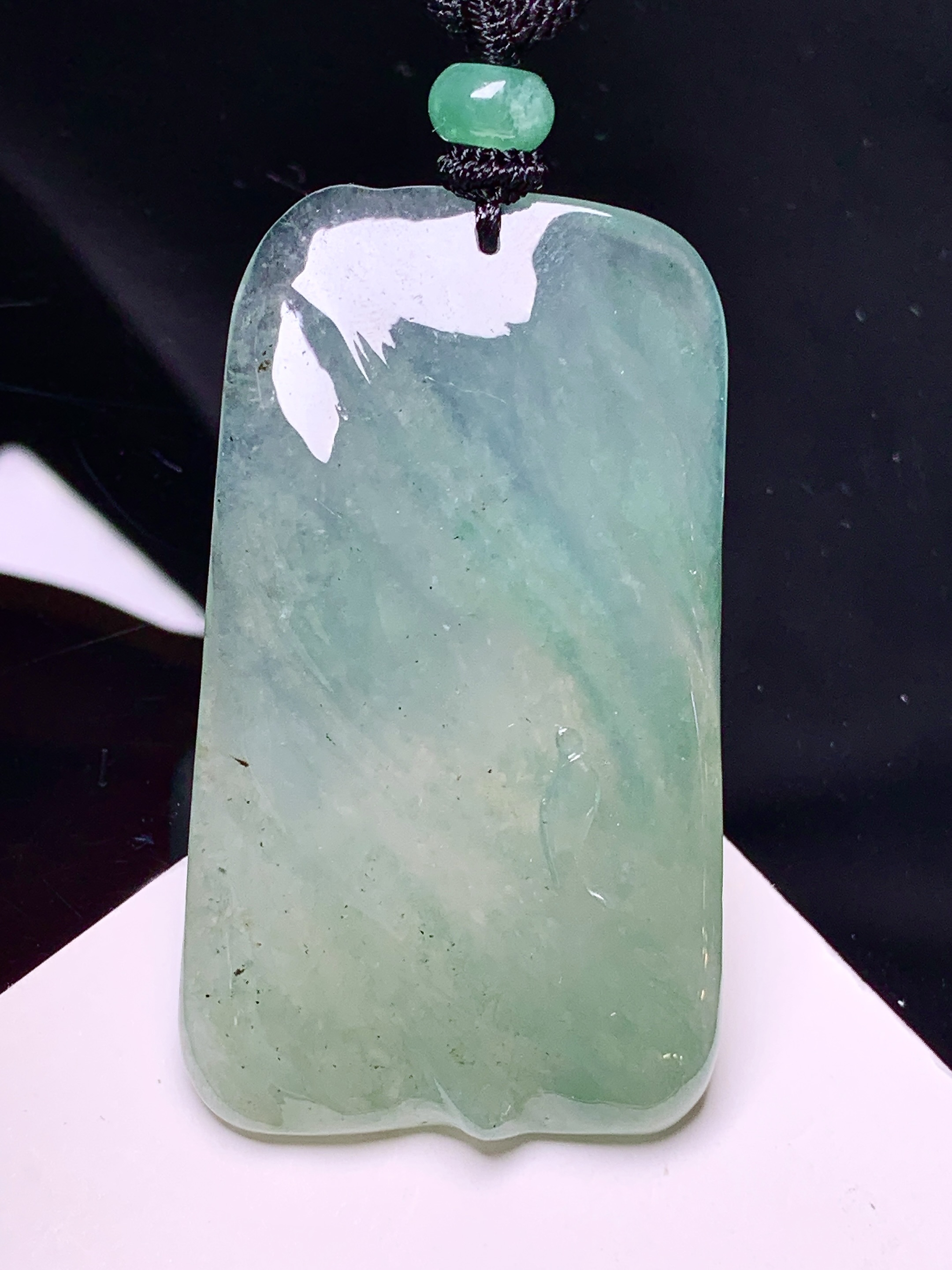 冰种飘绿素牌吊坠 玉质细腻 色泽艳丽清新 水润亮眼 整体尺寸50.6*29.5*4.2 L1