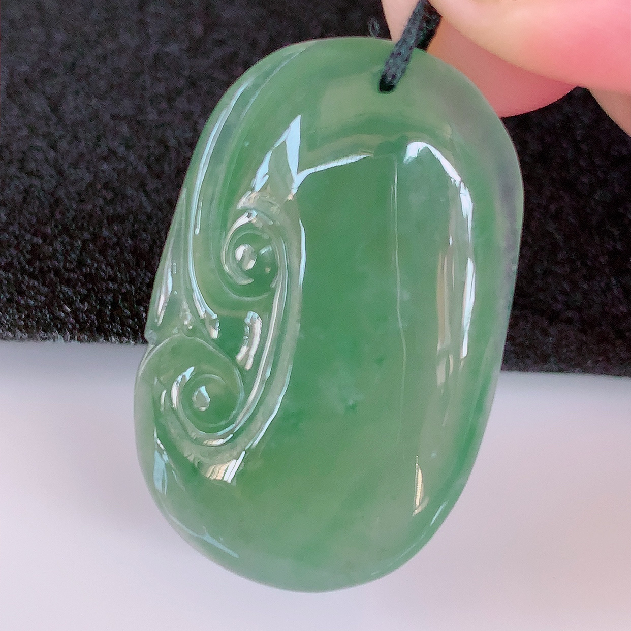 自然光实拍，冰润翡翠如意吊坠，上身效果非常美，饱满大气，工艺美，万事如意，如意一生，#010.2尺寸