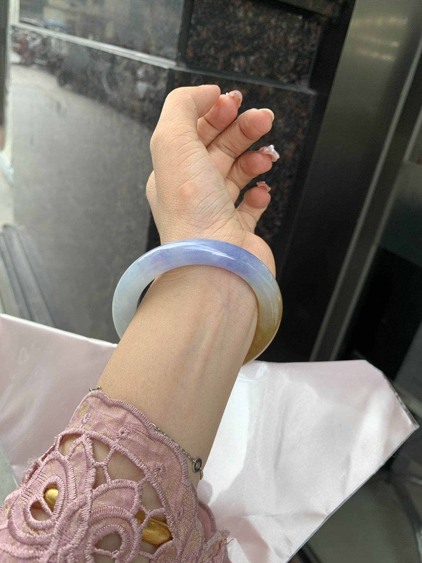 黄加紫福禄圆条 0531-N869 打灯多处细纹，底妆水润细腻，难得一见黄紫双彩福禄特色镯，一眼万年，如命定之约，携富贵之韵，在腕，心安，未来可期