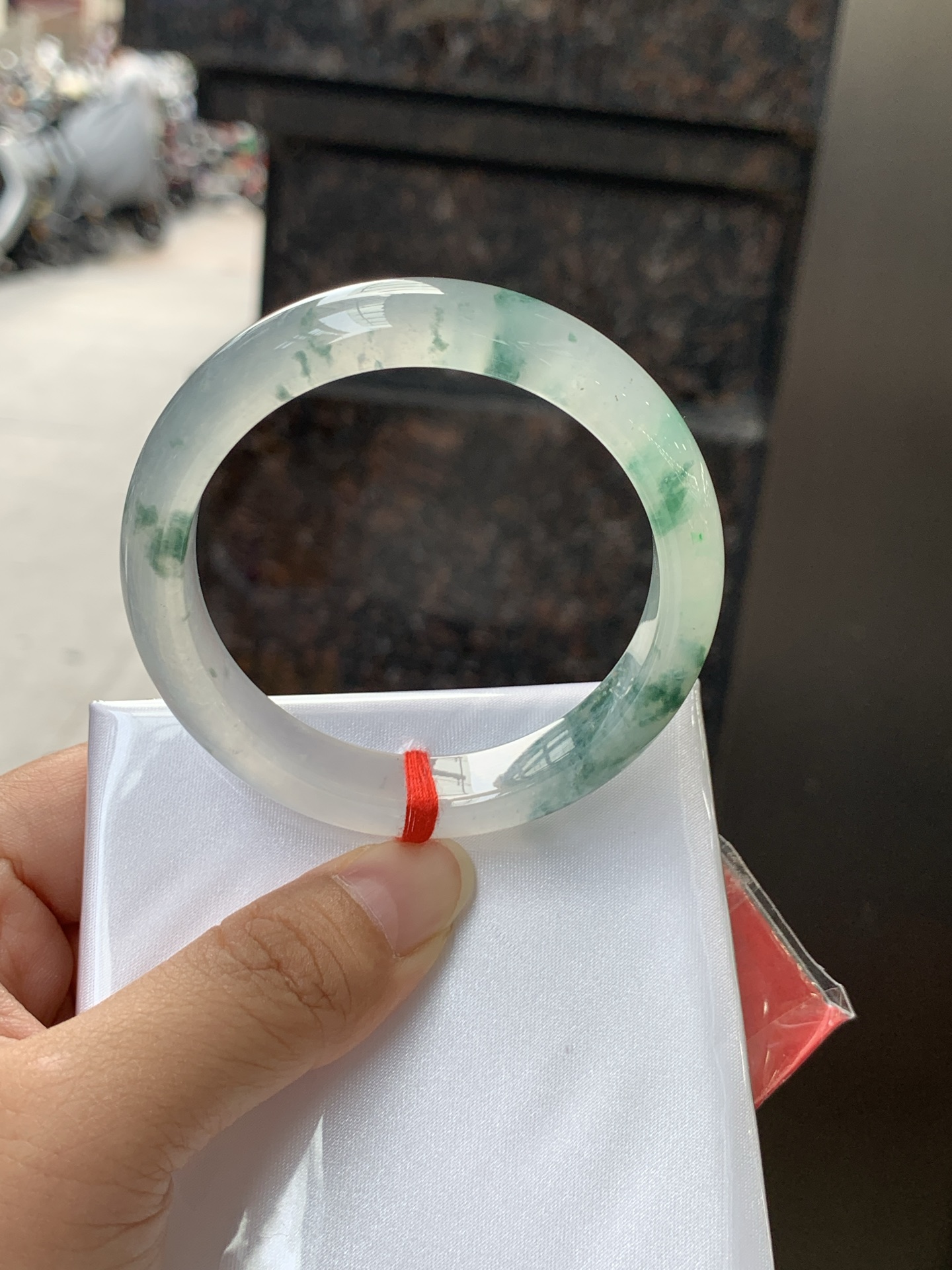 冰飘花正圈 0531-N870 打灯纹裂。底妆冰透起光，蓝花灵动飘逸，勾勒出一幅唯美诗意的山水意境画，古典优雅又秀气