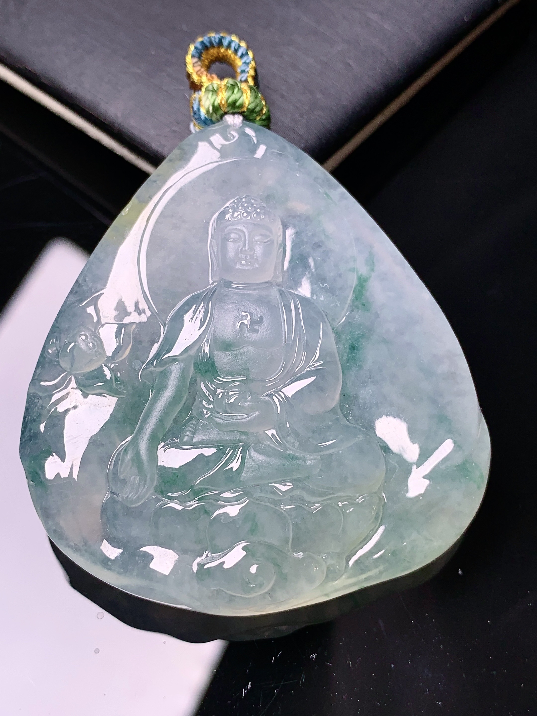 镶嵌飘绿观音吊坠 玉质细腻 色泽艳丽清新 水润亮眼 整体尺寸47.2*43.3*8.3 j1