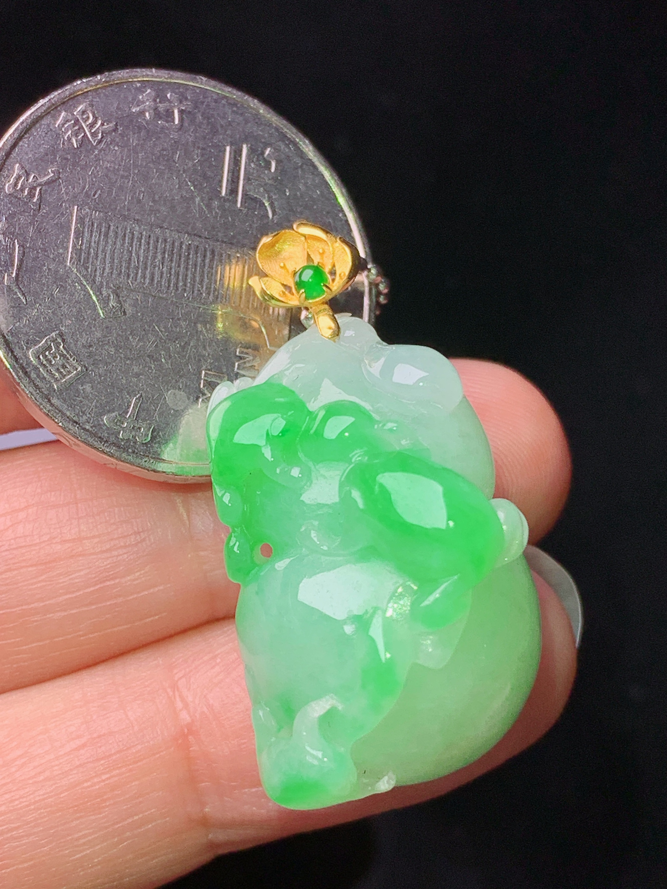 18k金镶嵌飘绿葫芦吊坠 玉质细腻 色泽艳丽清新 水润亮眼 整体尺寸34.5*17.5*15.8 e1