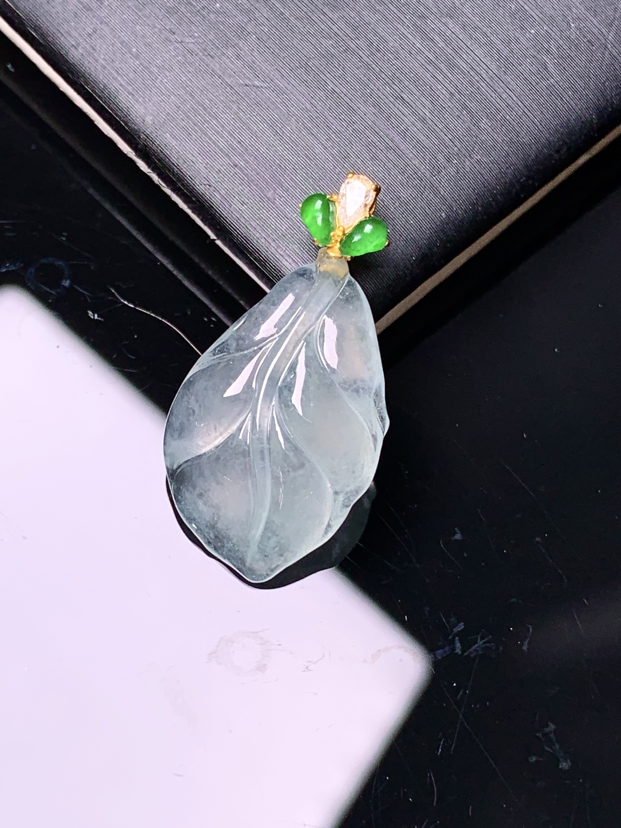 18k金钻镶嵌冰种树叶吊坠 玉质细腻 色泽艳丽清新 水润亮眼 整体尺寸25.5*13.2*5.2 z1