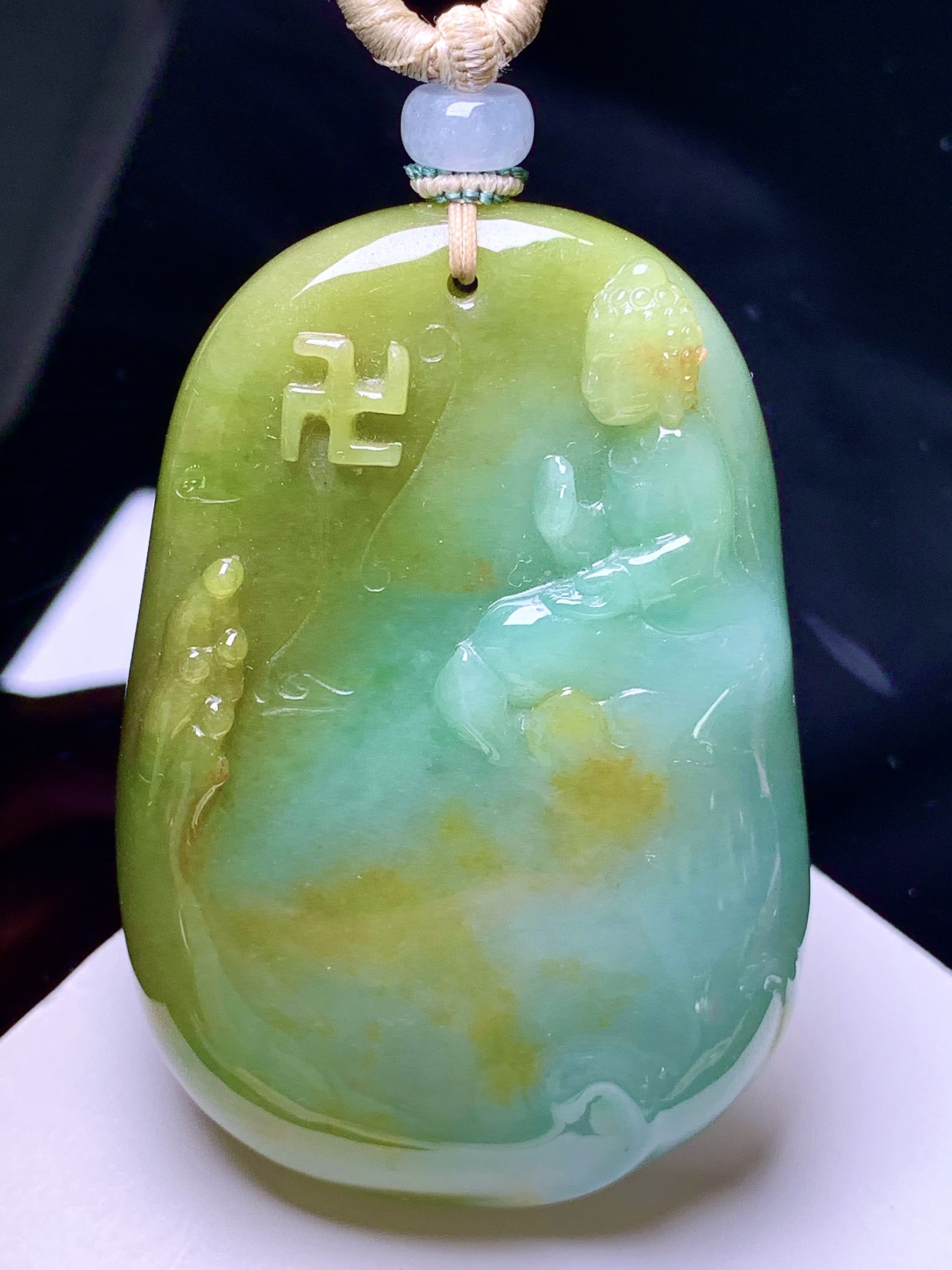 黄绿翡如来佛祖吊坠 玉质细腻 色泽艳丽清新 水润亮眼 整体尺寸59.6*41*11.2 a2