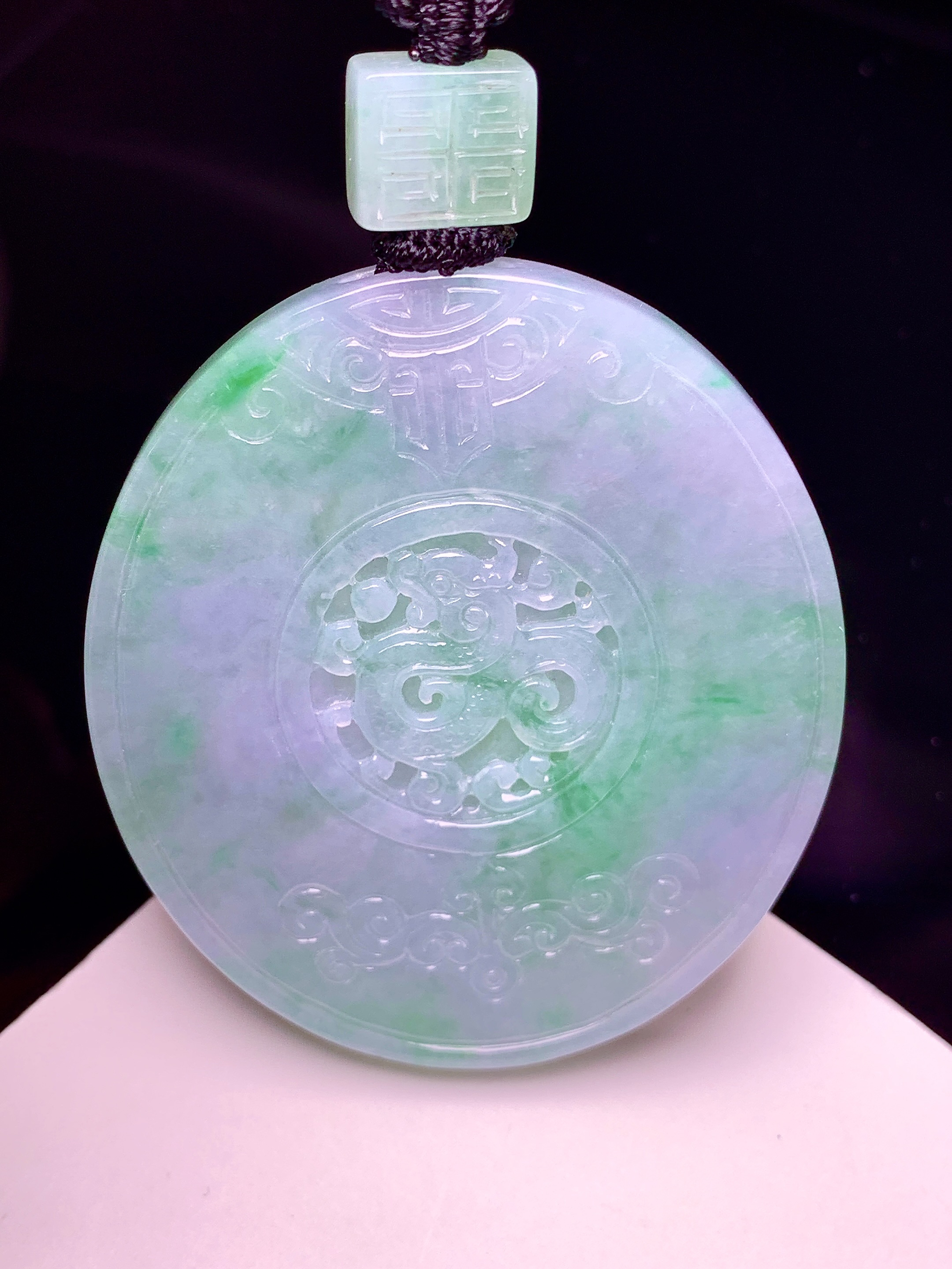 春彩雕花牌吊坠 玉质细腻 色泽艳丽清新 水润亮眼 整体尺寸51*45*5.2 w1