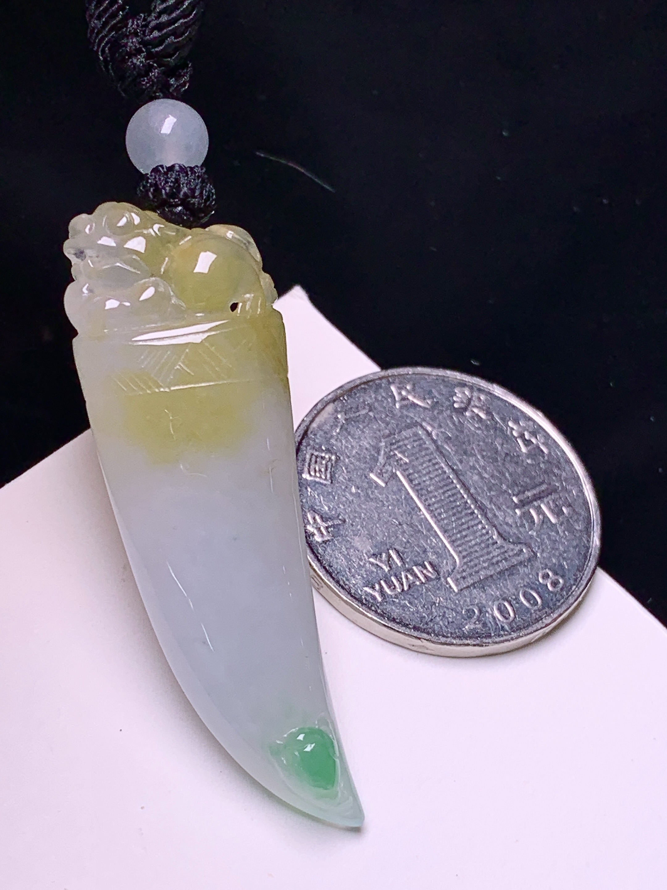 飘黄绿翡狼牙吊坠 玉质细腻 色泽艳丽清新 水润亮眼 整体尺寸45.3*15*9.2 a5