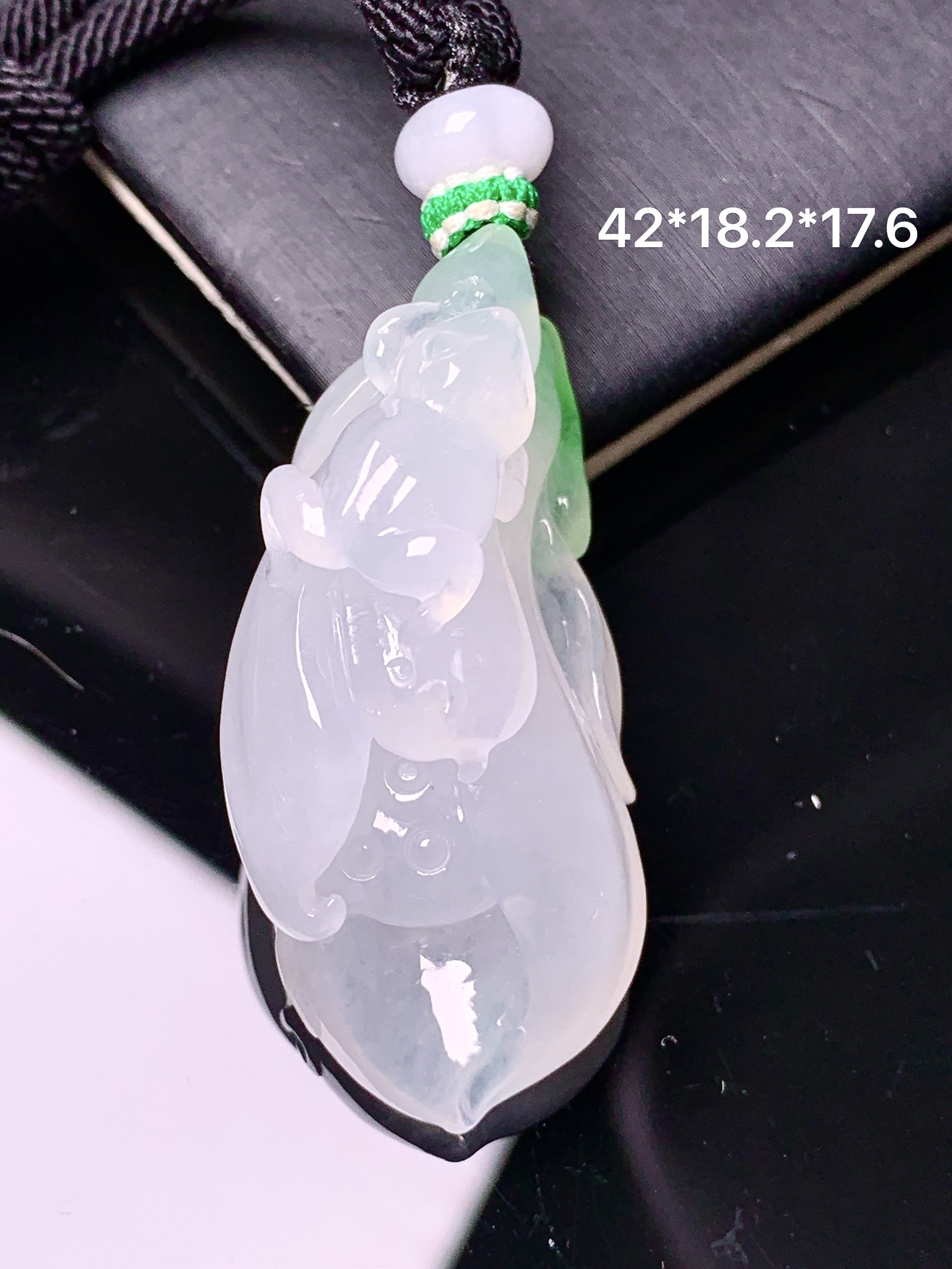飘绿花蕾吊坠 玉质细腻 色泽艳丽清新 水润亮眼 整体尺寸42*18.2*17.6 a5