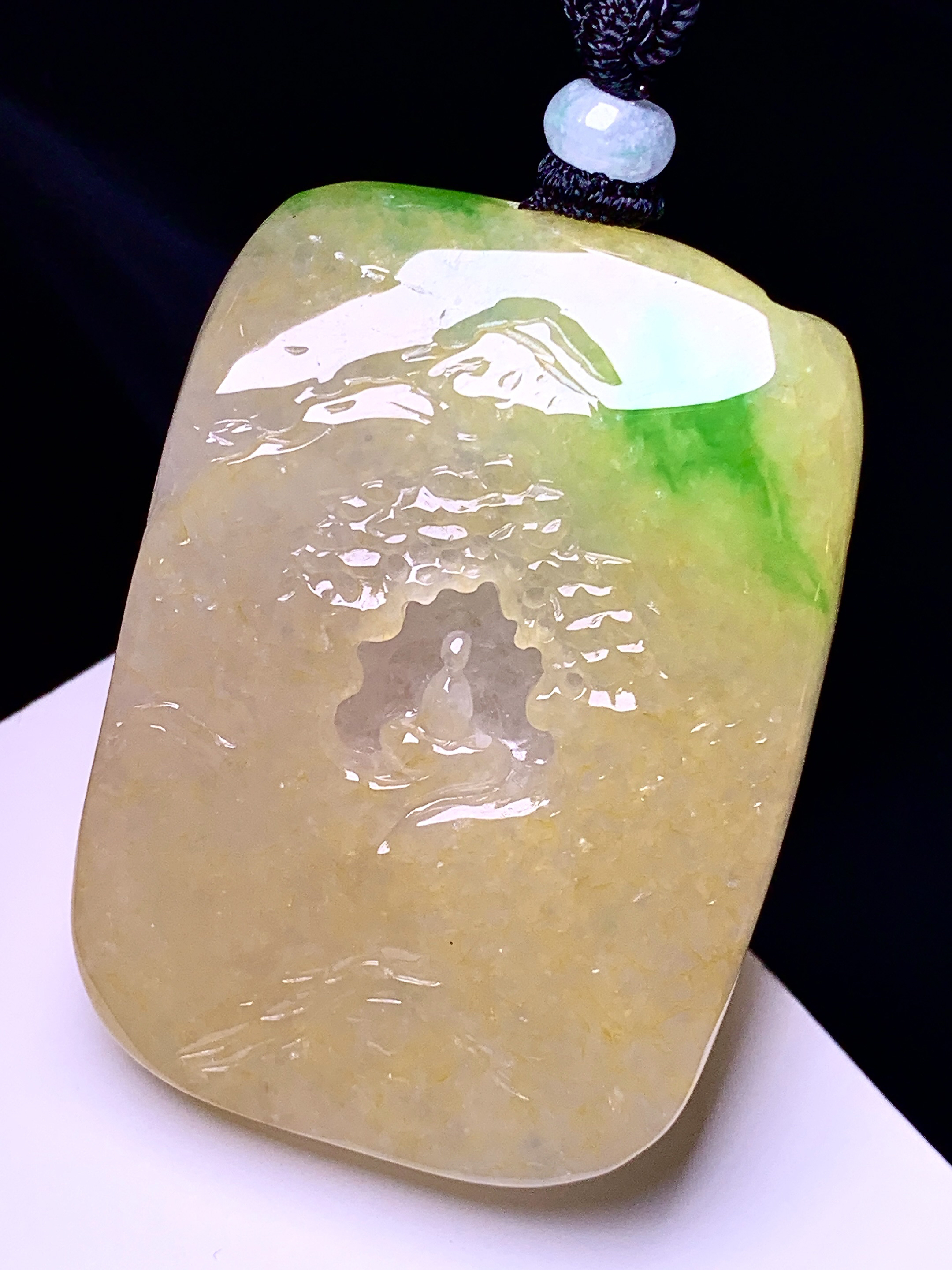 黄翡飘绿悟道牌吊坠 玉质细腻 色泽艳丽清新 水润亮眼 整体尺寸52.6*37.2*11.8 w1