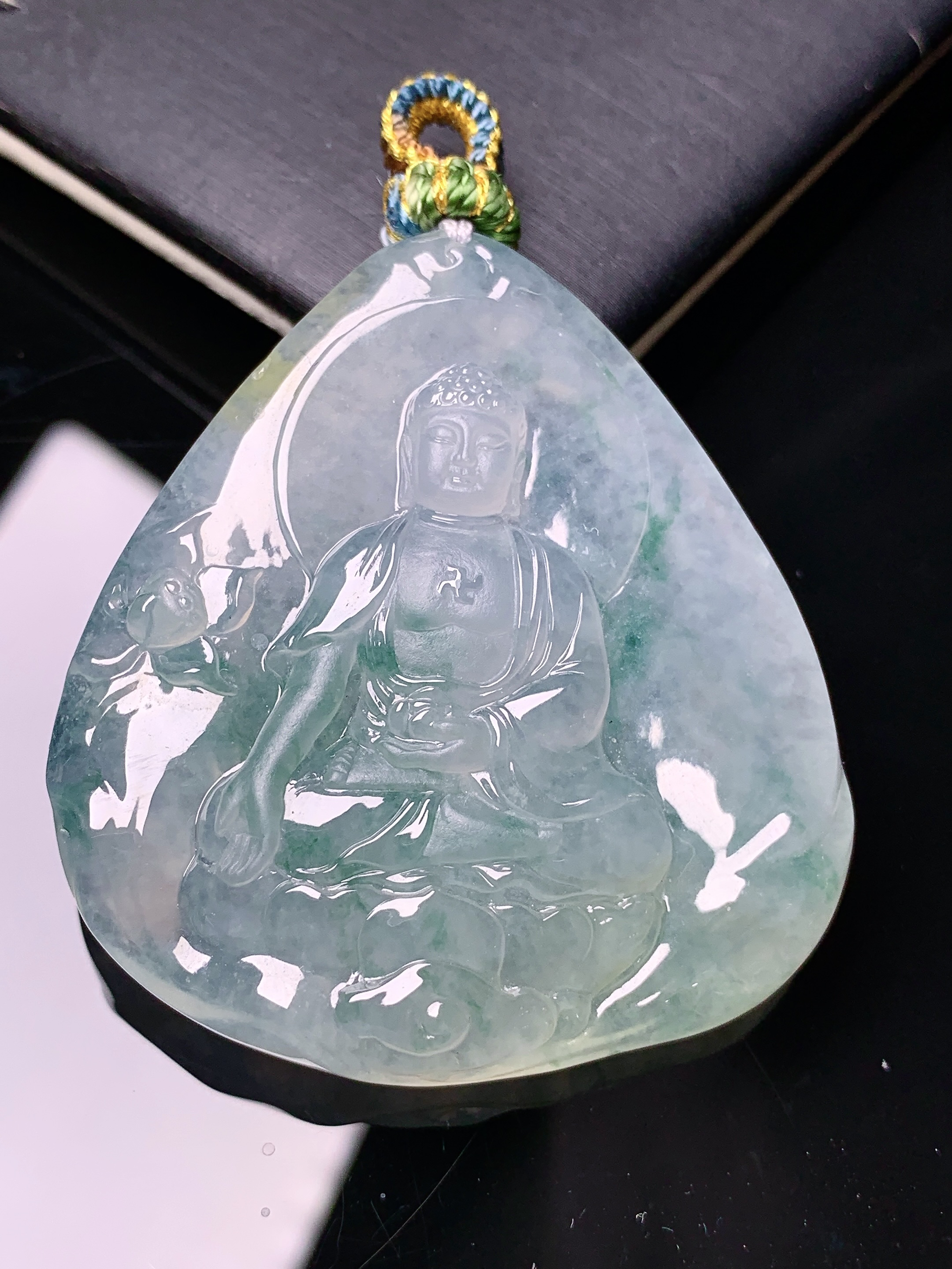 镶嵌飘绿观音吊坠 玉质细腻 色泽艳丽清新 水润亮眼 整体尺寸47.2*43.3*8.3 j1