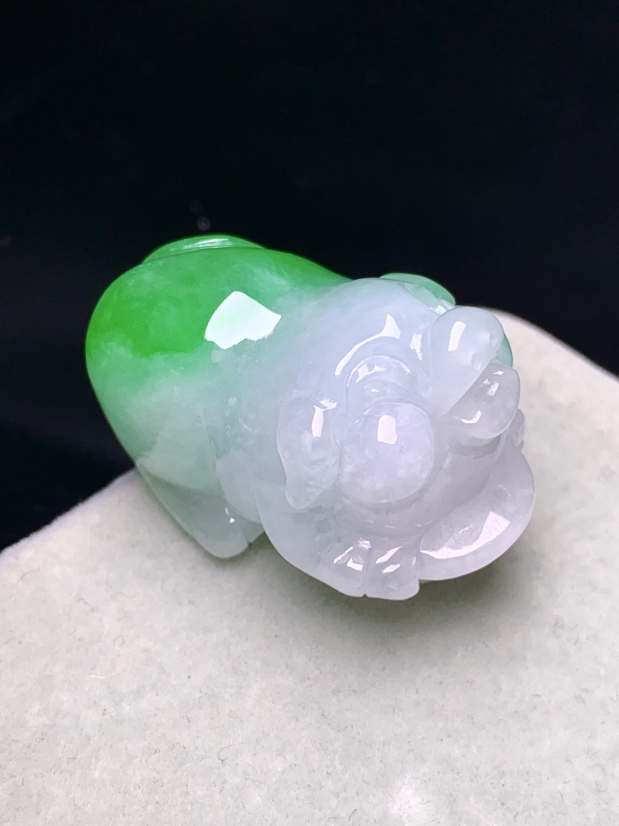 飘绿生肖猪吊坠 玉质细腻 色泽艳丽清新 水润亮眼 整体尺寸29.8*20*17 a5