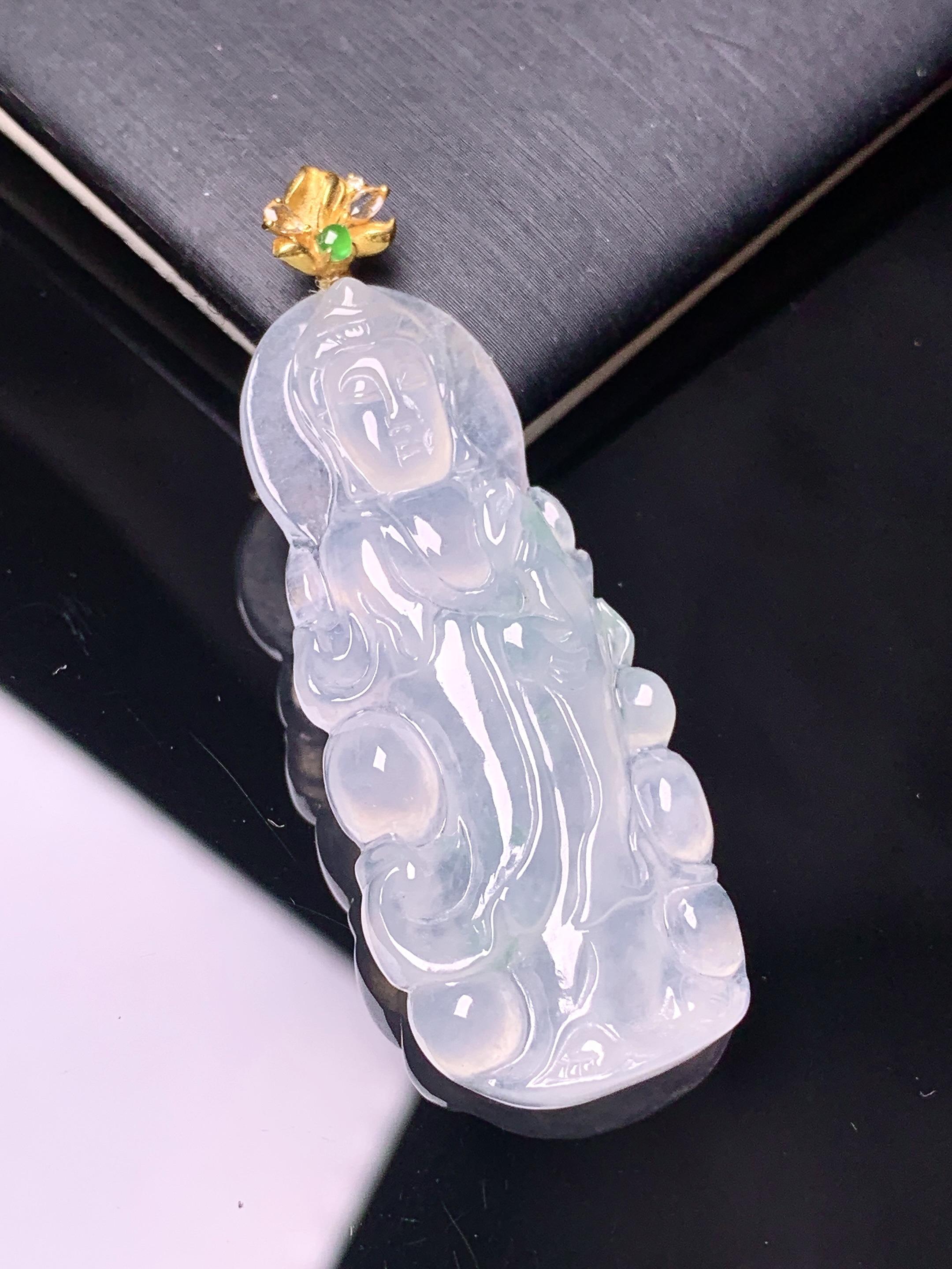 18k金镶嵌冰种观音菩萨吊坠 玉质细腻 色泽艳丽清新 水润亮眼 整体尺寸49*18*4.5 yz