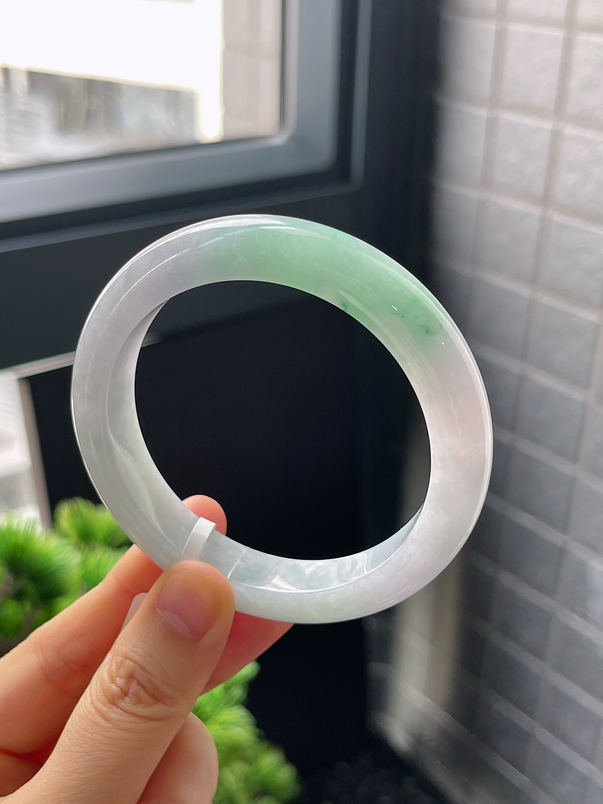 正圈56.2圈口，翡翠糯化种淡绿色手镯