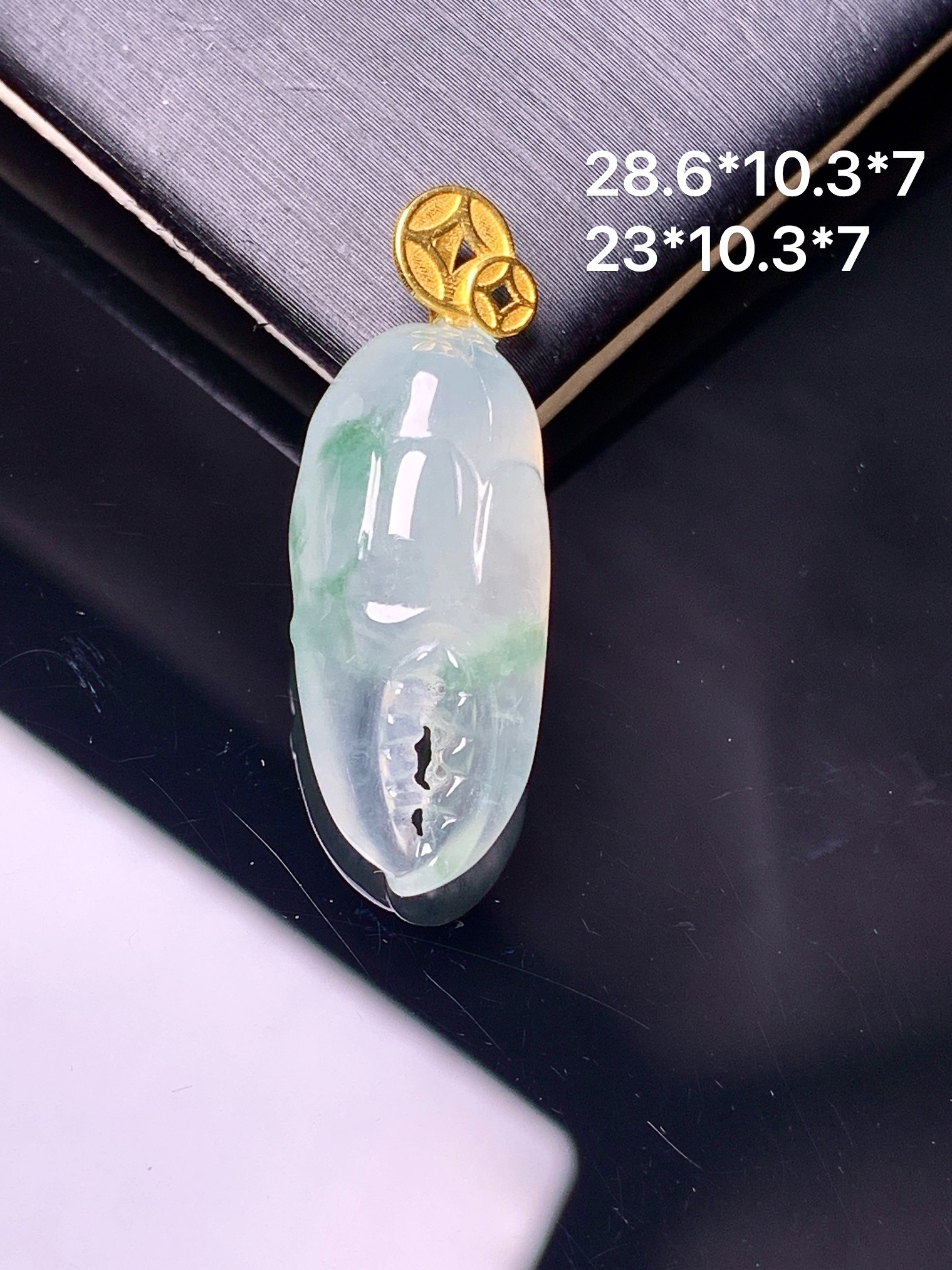 18k金镶嵌冰种蟹钳吊坠 玉质细腻 色泽艳丽清新 水润亮眼 整体尺寸28.6*10.3*7 m1
