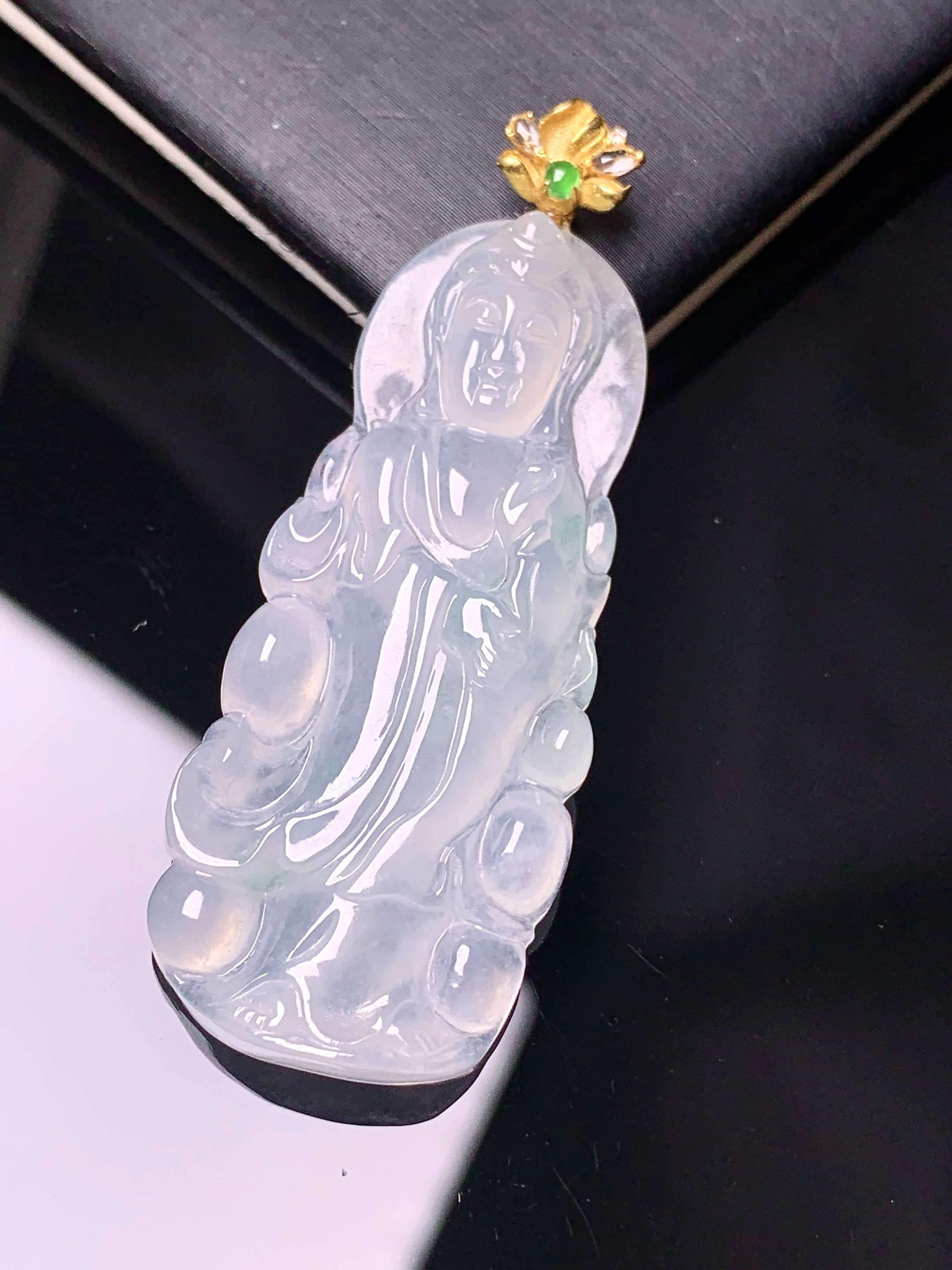 18k金镶嵌冰种观音菩萨吊坠 玉质细腻 色泽艳丽清新 水润亮眼 整体尺寸49*18*4.5 yz