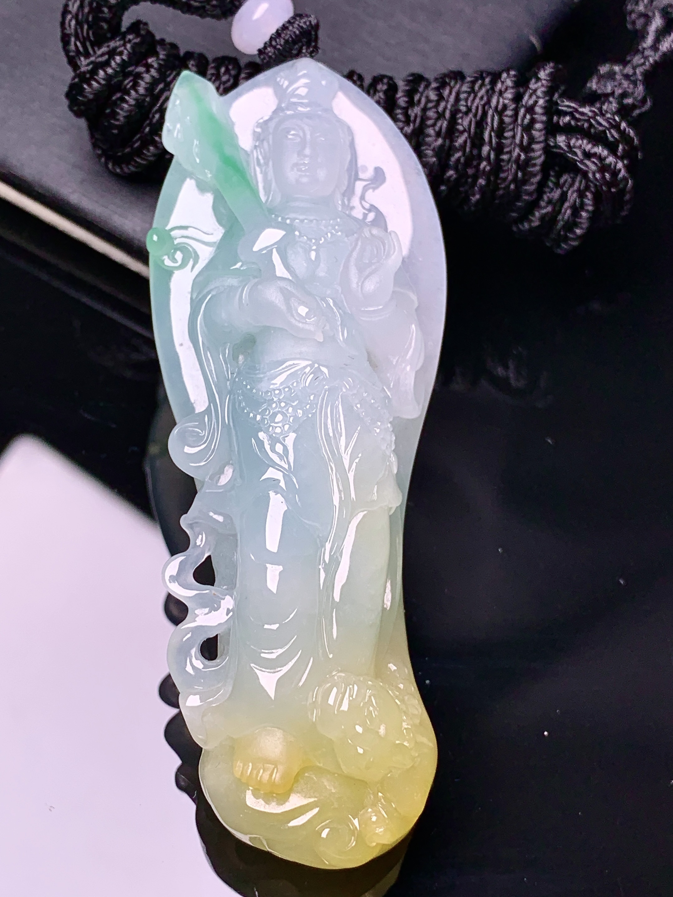 飘黄绿翡度母观音菩萨吊坠 玉质细腻 色泽艳丽清新 水润亮眼 整体尺寸69.5*25.6*11.3 w1