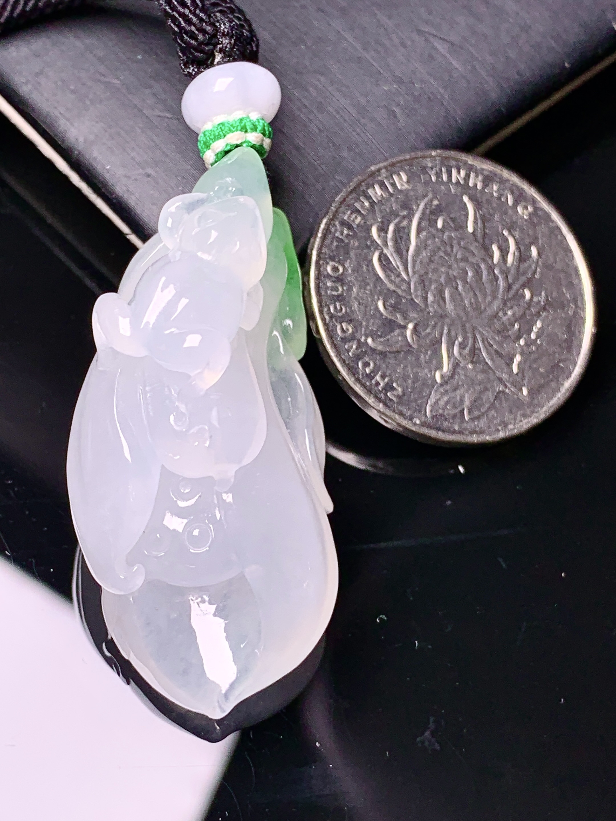 飘绿花蕾吊坠 玉质细腻 色泽艳丽清新 水润亮眼 整体尺寸42*18.2*17.6 a5