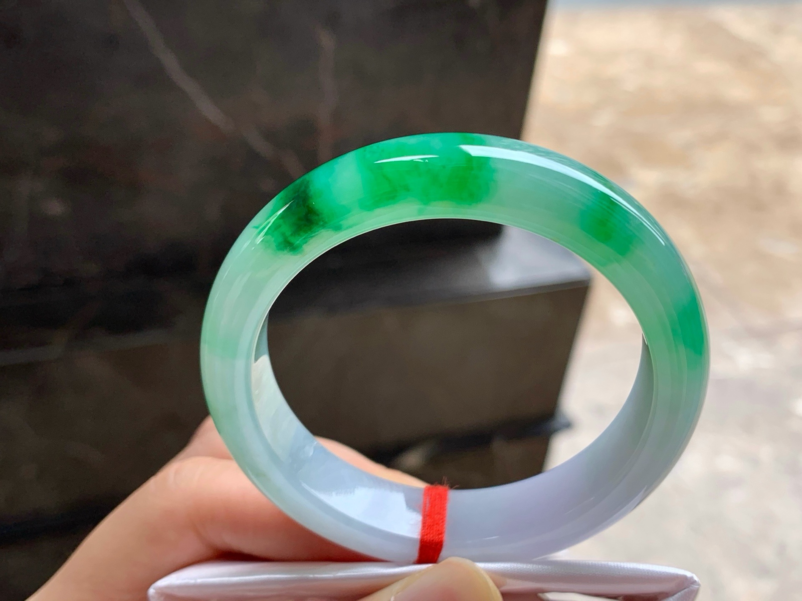 53-12.6-8.2
辣绿色手镯^_^鲜艳 玉质温润