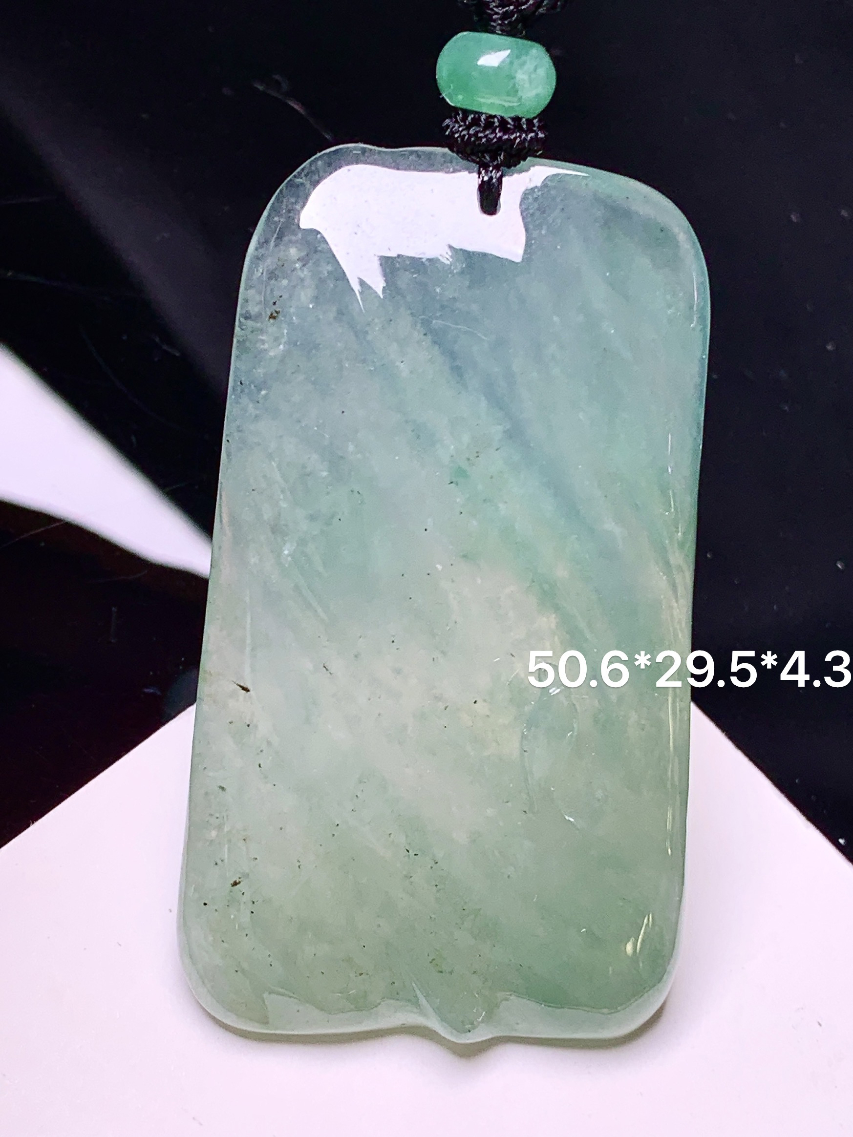 冰种飘绿素牌吊坠 玉质细腻 色泽艳丽清新 水润亮眼 整体尺寸50.6*29.5*4.2 L1