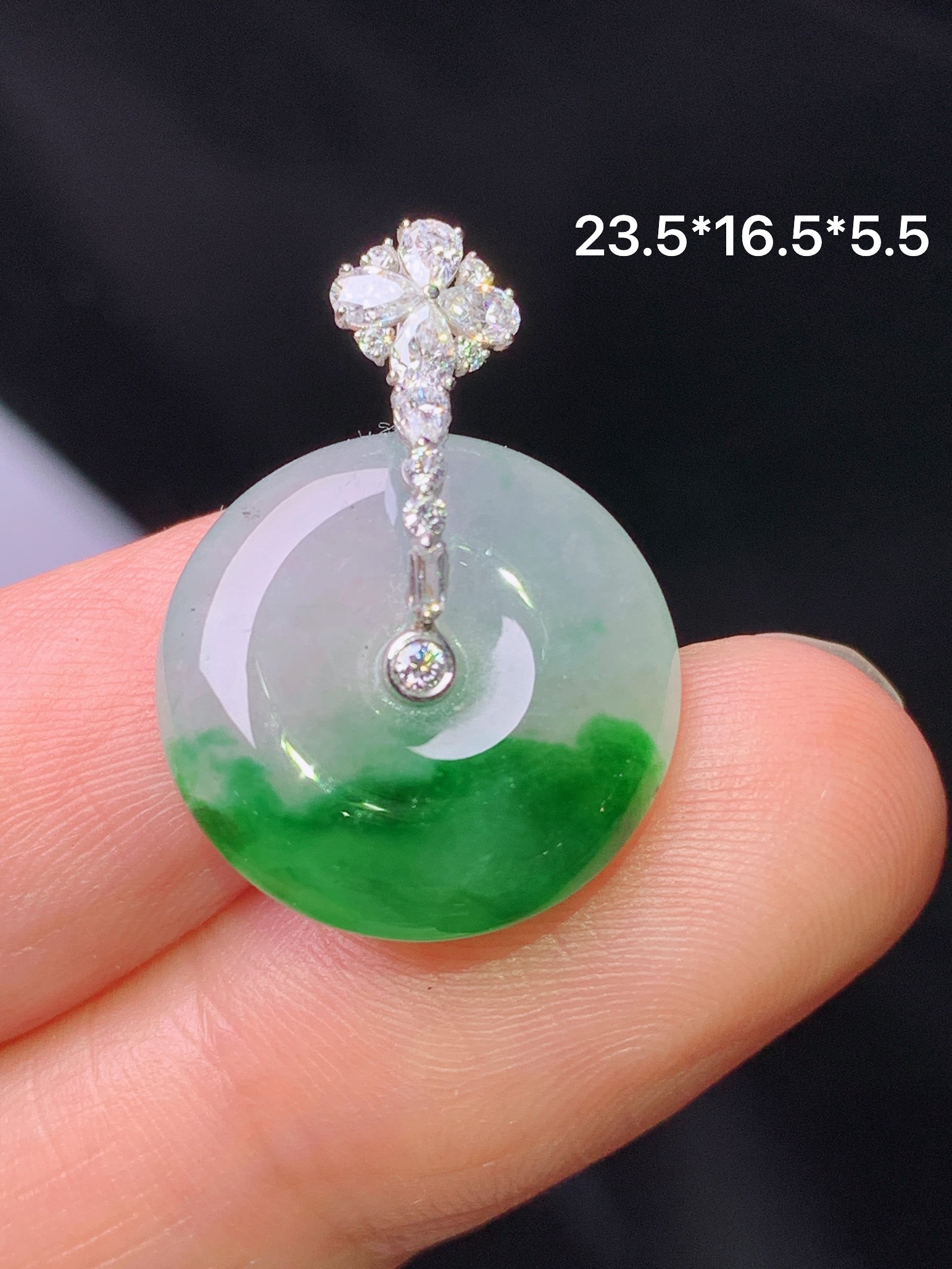 18k金钻镶嵌飘绿平安扣吊坠 玉质细腻 色泽艳丽清新 水润亮眼 整体尺寸23.5*16.5*5.5 e1
