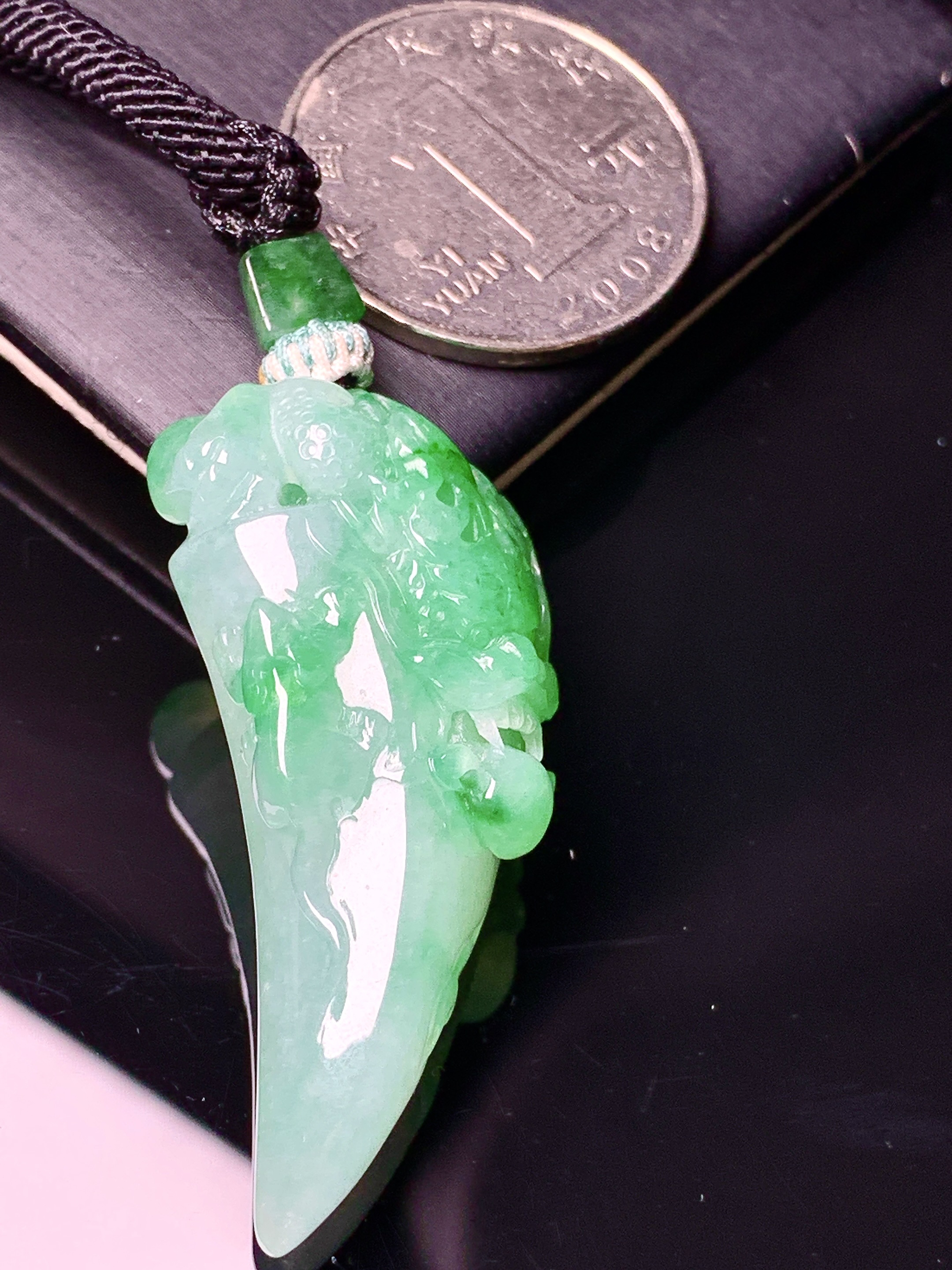 飘绿狼牙吊坠 玉质细腻 色泽艳丽清新 水润亮眼 整体尺寸44.2*20.5*10 a5
