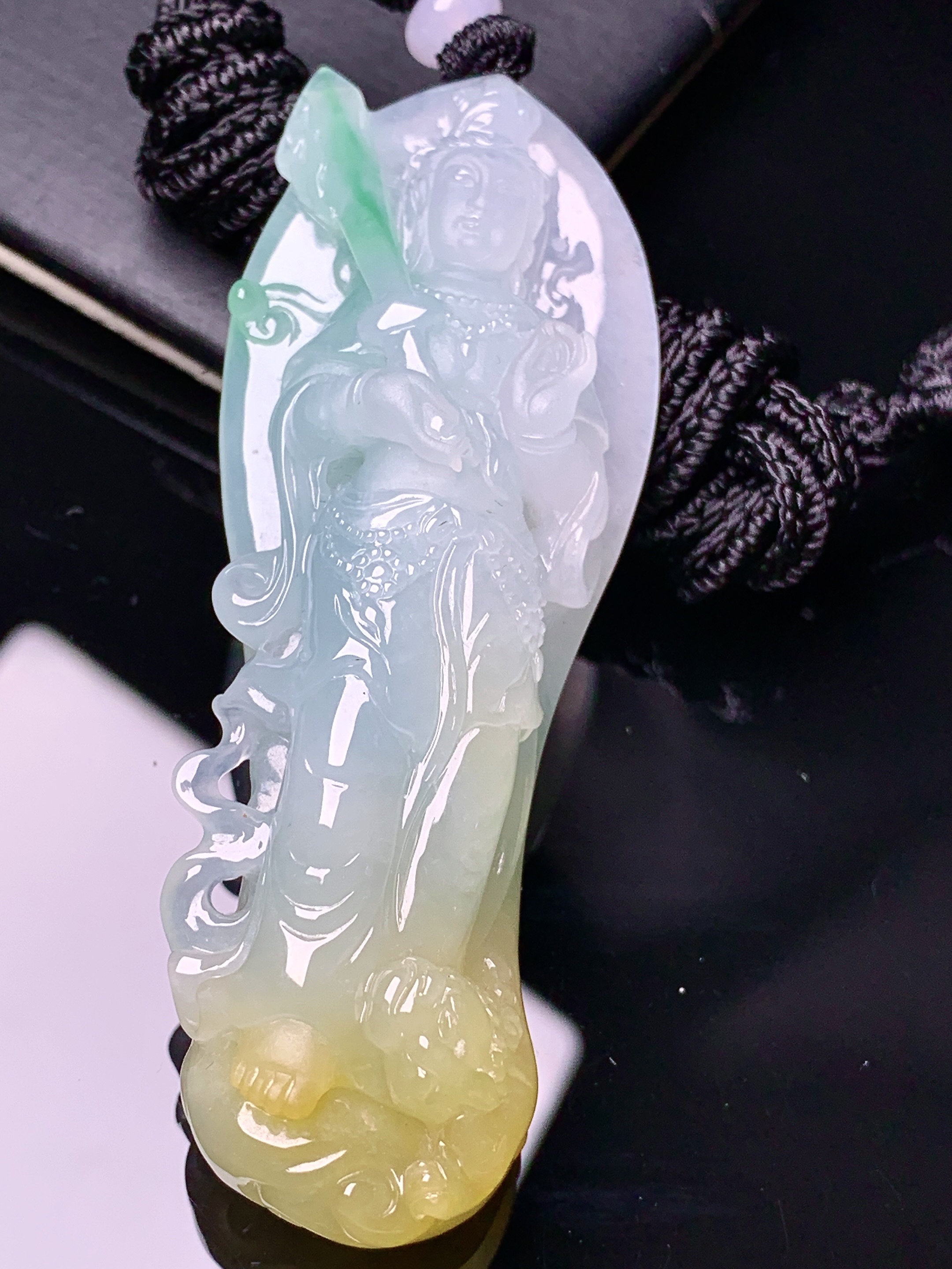 飘黄绿翡度母观音菩萨吊坠 玉质细腻 色泽艳丽清新 水润亮眼 整体尺寸69.5*25.6*11.3 w1