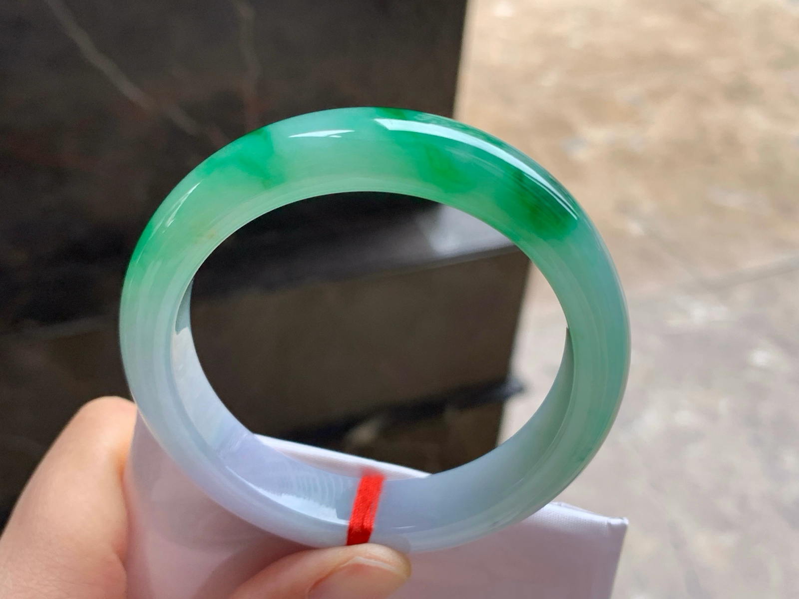 53-12.6-8.2
辣绿色手镯^_^鲜艳 玉质温润