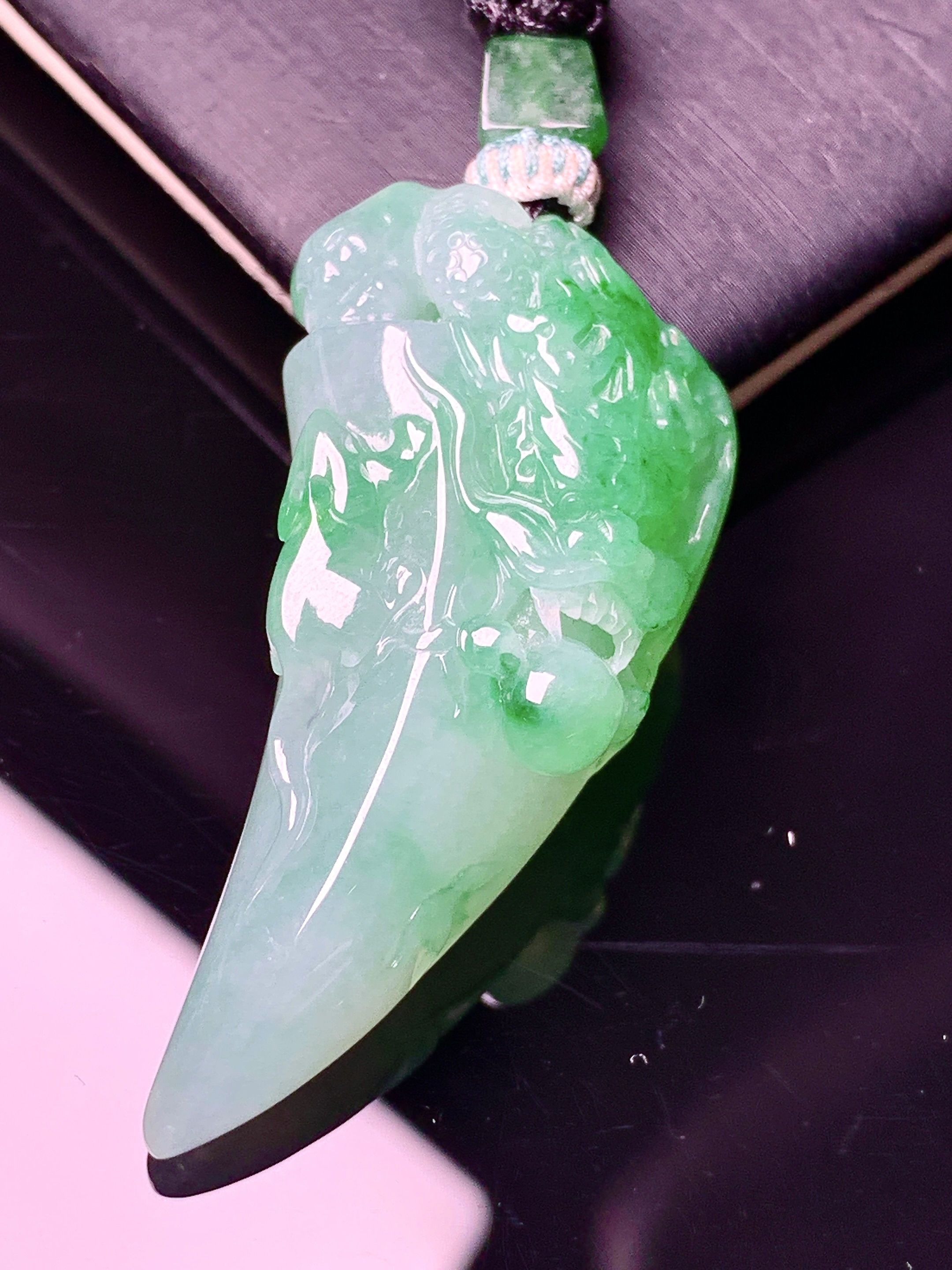 飘绿狼牙吊坠 玉质细腻 色泽艳丽清新 水润亮眼 整体尺寸44.2*20.5*10 a5