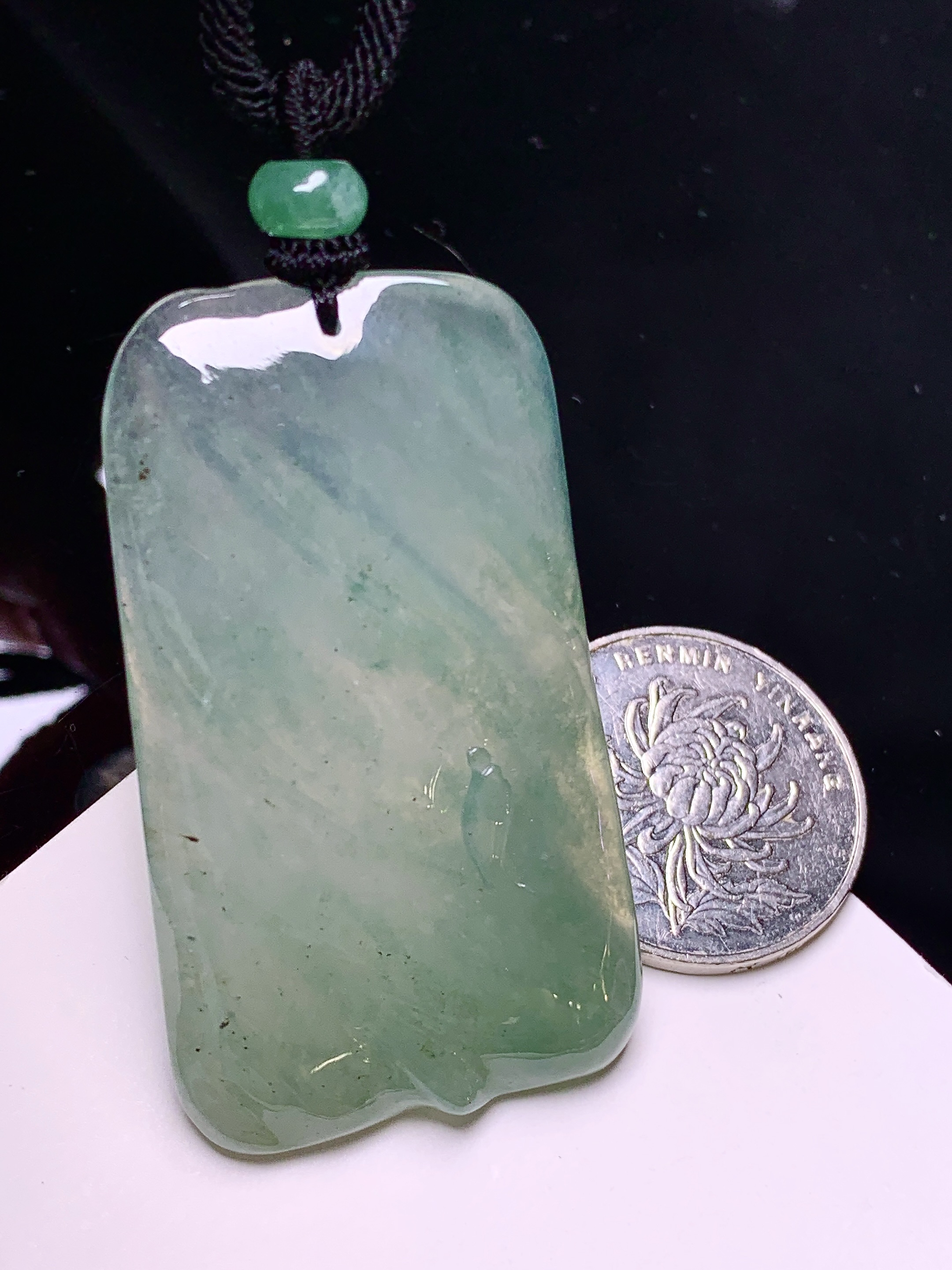 冰种飘绿素牌吊坠 玉质细腻 色泽艳丽清新 水润亮眼 整体尺寸50.6*29.5*4.2 L1
