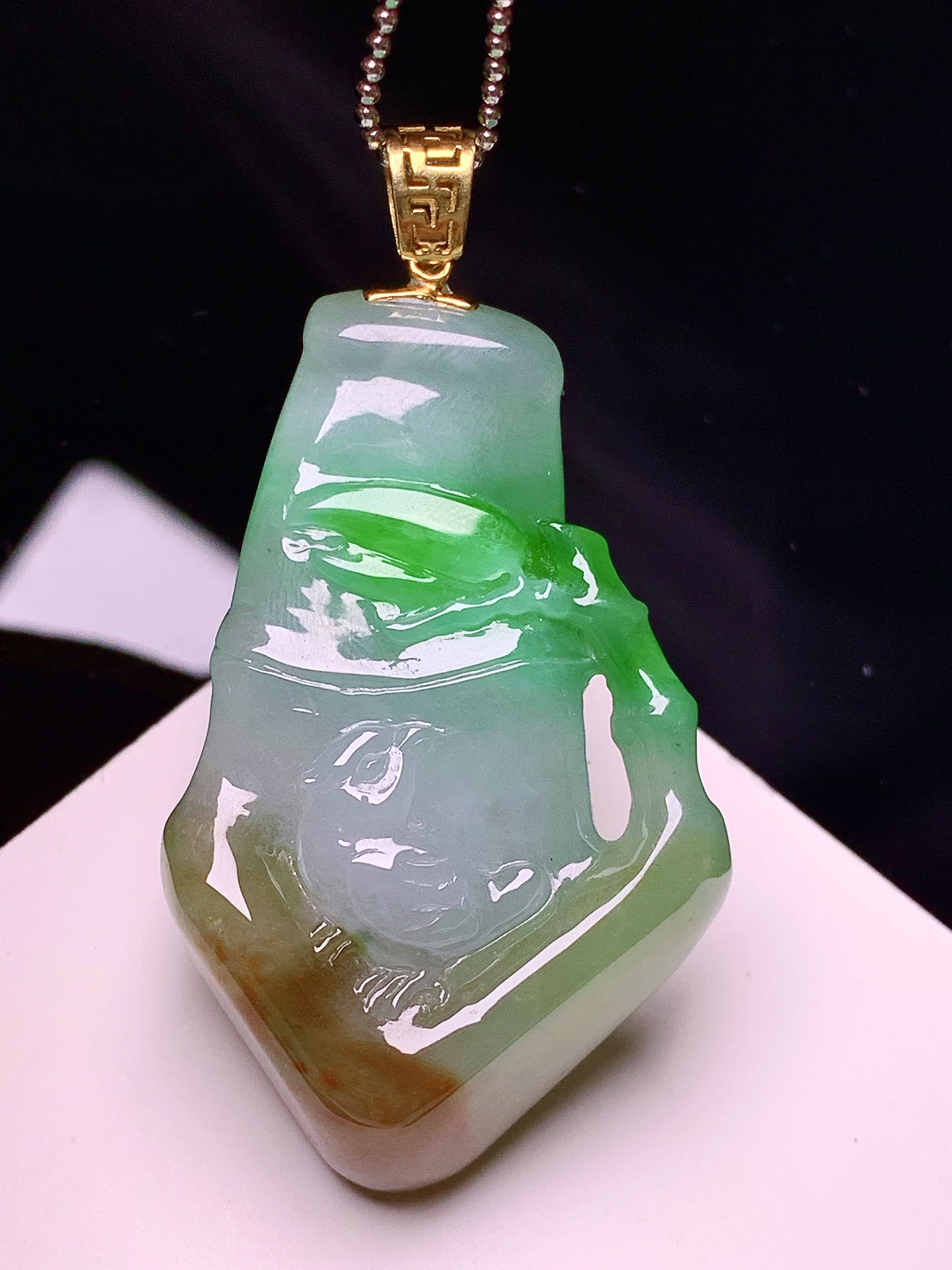 18k金镶嵌飘绿黄翡竹节吊坠 玉质细腻 色泽艳丽清新 水润亮眼 整体尺寸51*27.2*9.8 w1